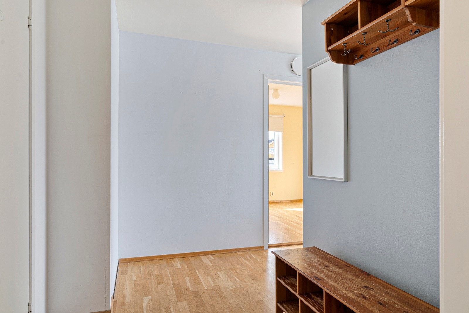 Utleiedelen har egen inngang med bad til venstre, kjøkken til høyre og stue/soverom rett frem. Galleribilde