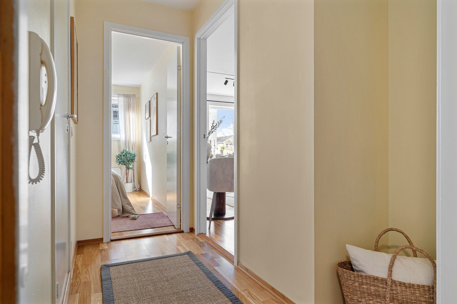 Velkommen inn! I gangen er det porttelefon og plass til å sette ifra seg sko og henge opp ytterklær. Galleribilde