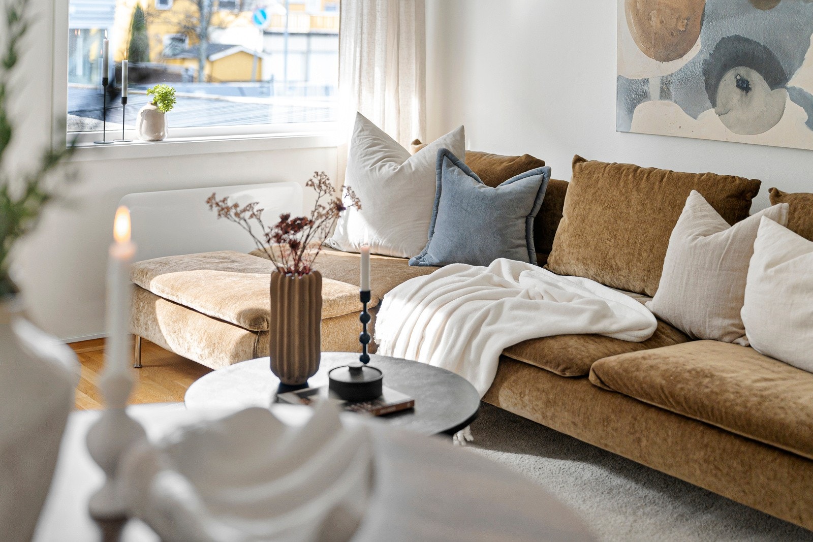 Her er det plass til både sofakrok, tv-møblement og spisebord. Galleribilde