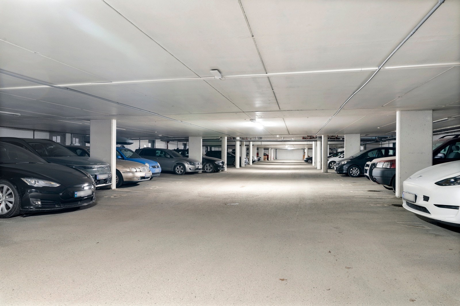 Under blokkene er det garasjeanlegg. Her kan man søke om å leie p-plass. Galleribilde