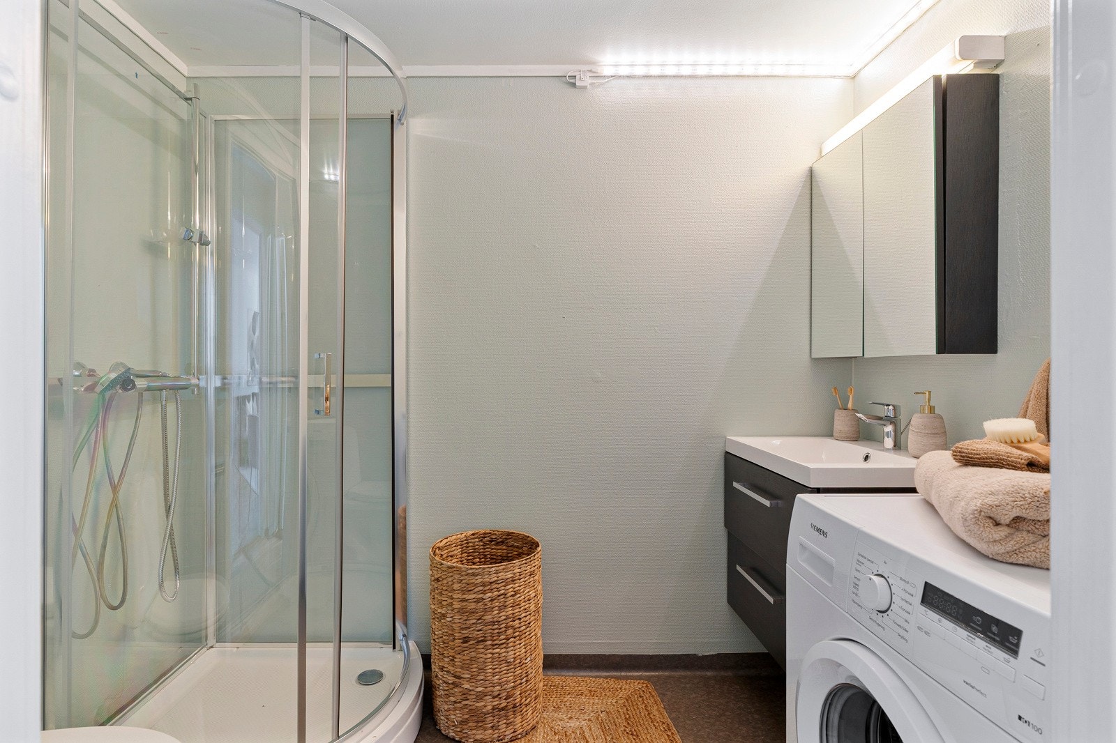 Baderommet er målt til ca. 4 kvm. Det er utstyrt med toalett, servant i en ny innredning og nytt dusjkabinett. Galleribilde