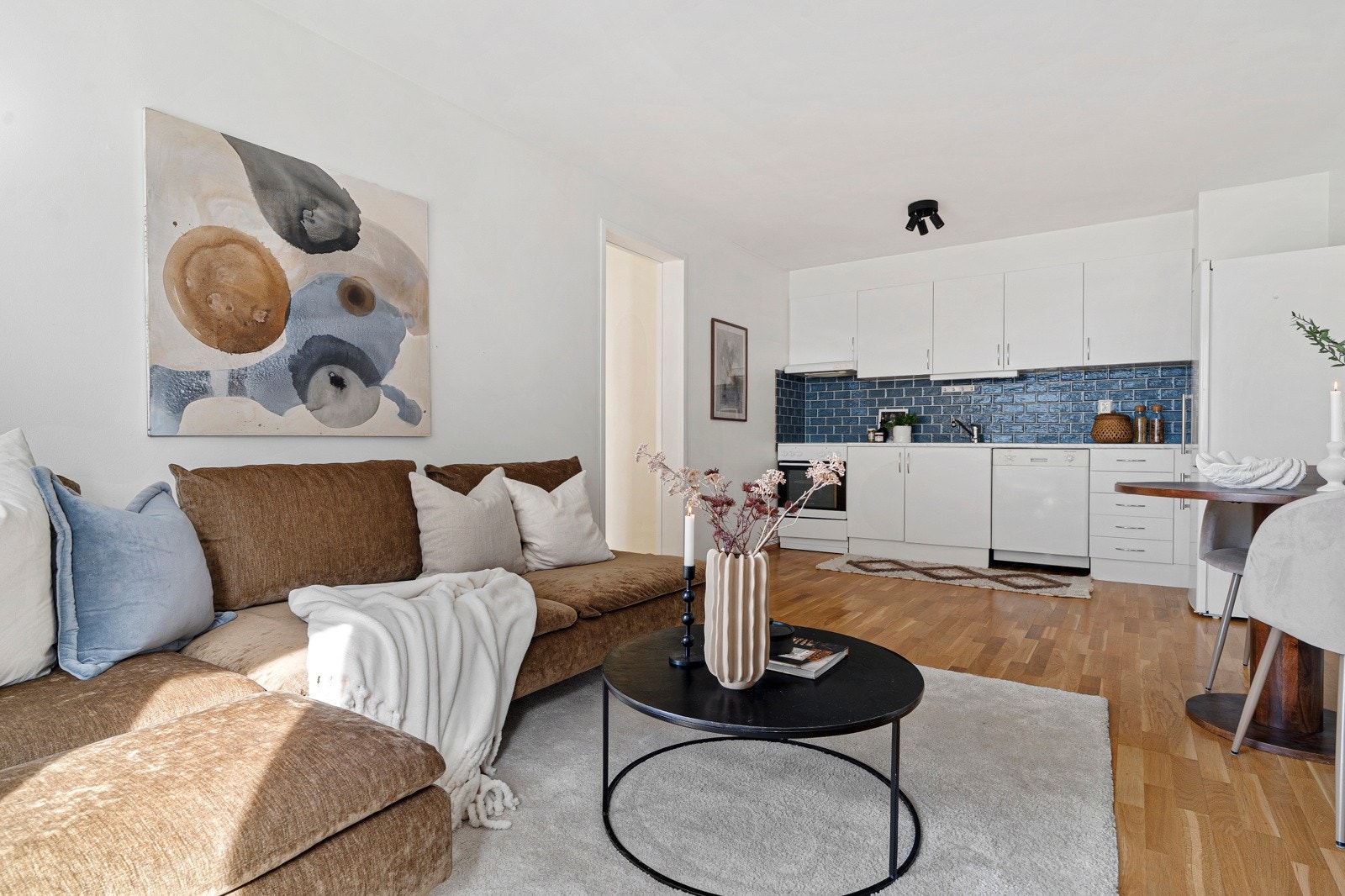 Stuen og kjøkkenet er 21 kvm og har parkett på gulv og moderne farger på vegger. Galleribilde