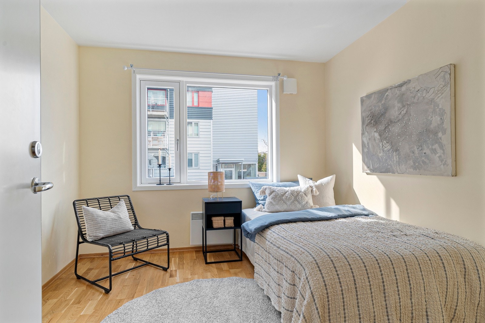 Soverom 2 er på 10 kvm. Soverommet har plass til dobbeltseng, godt med skap- og kontorplass. Galleribilde