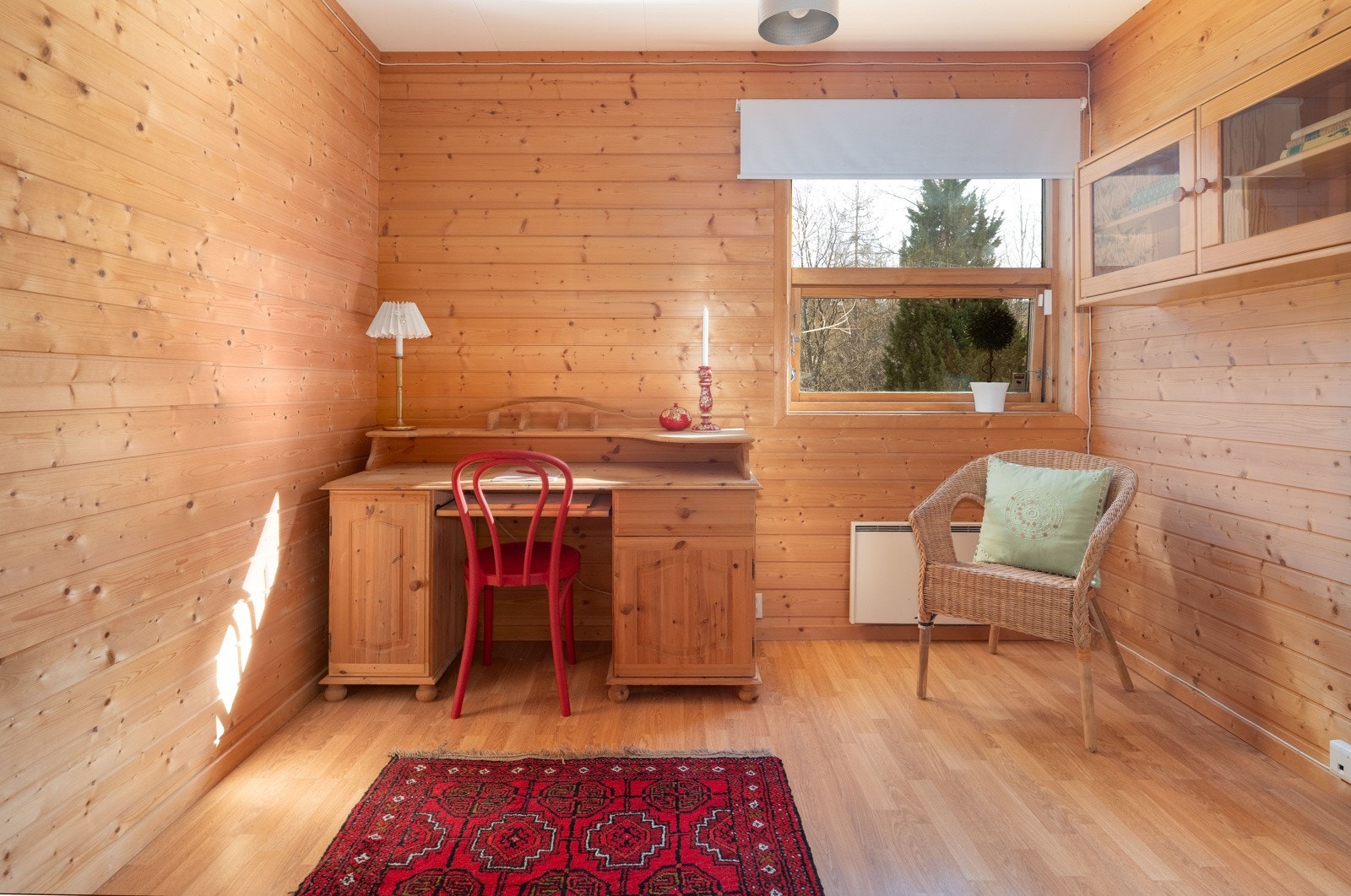 Soverommene kan enkelt innredes med dobbeltseng, nattbord og garderobeløsninger for oppbevaring av klær. Galleribilde