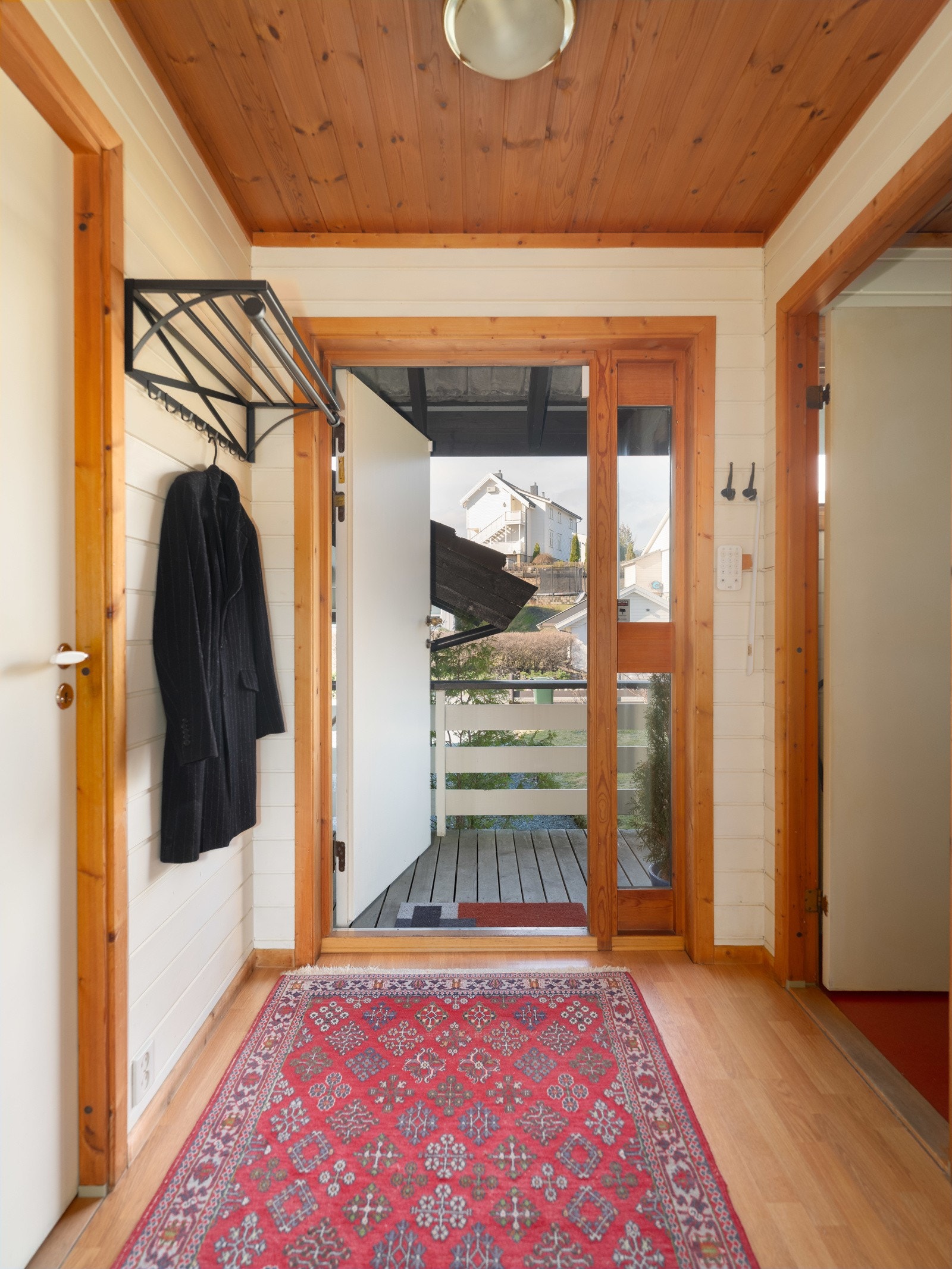 Entrèen måler 3 kvm og har plass til å henge ifra seg yttertøy og sette ifra seg sko. Galleribilde