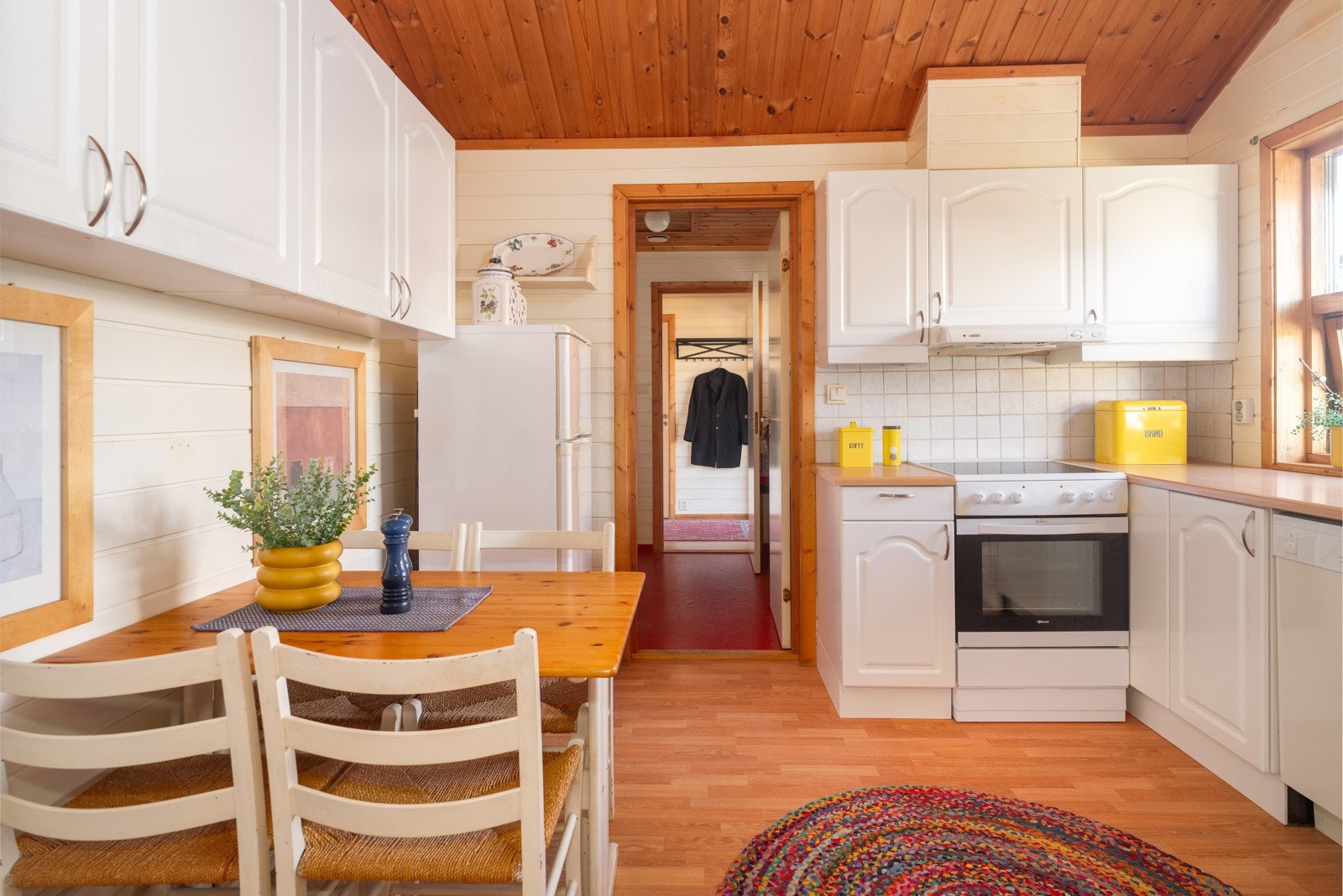 Kjøkkenet har plass til et spisebord og har tilgang til et praktisk vaskerom. Galleribilde