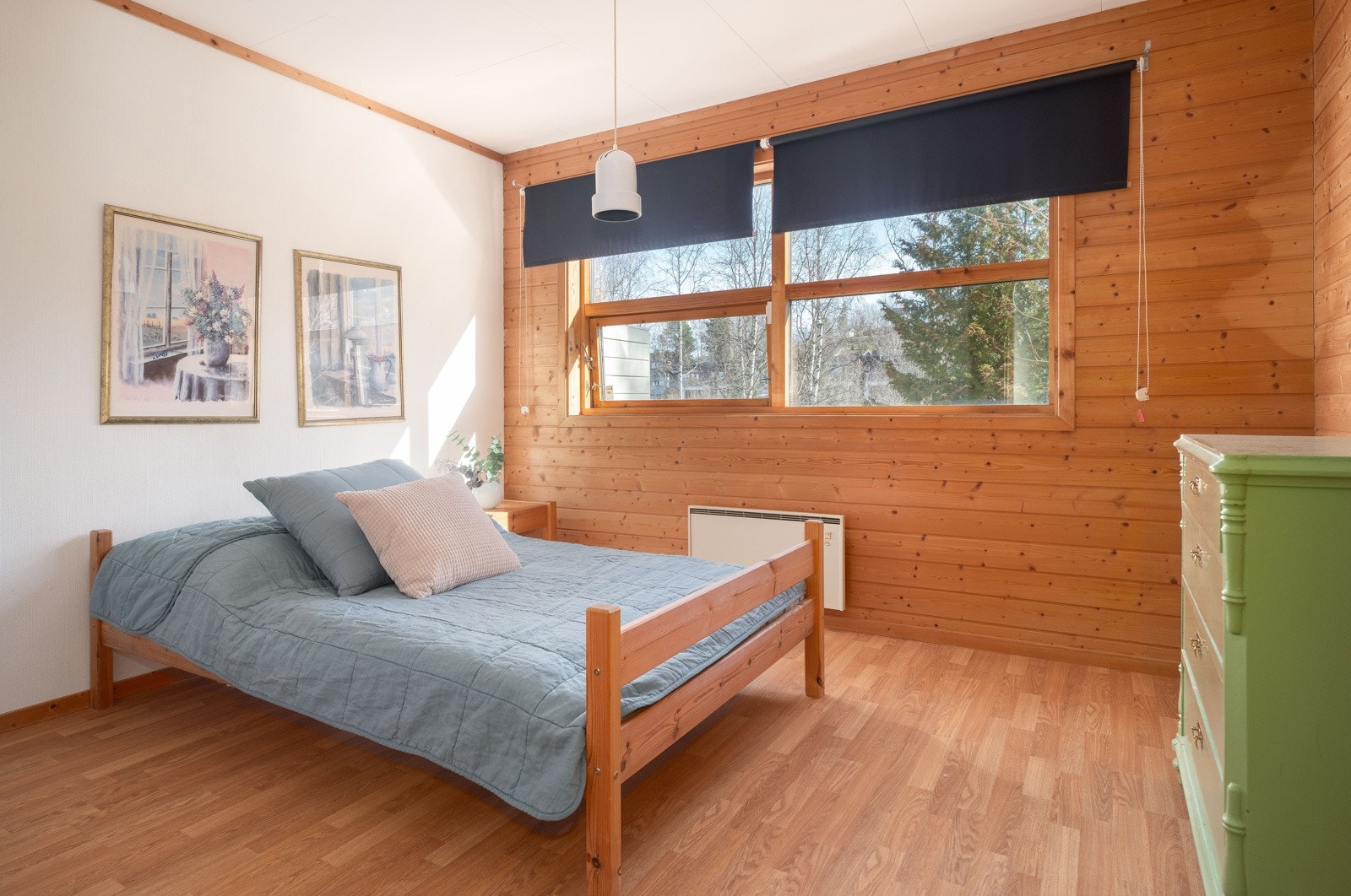 Soverommene har store vindusflater som sørger for naturlig lysinnslipp. Galleribilde