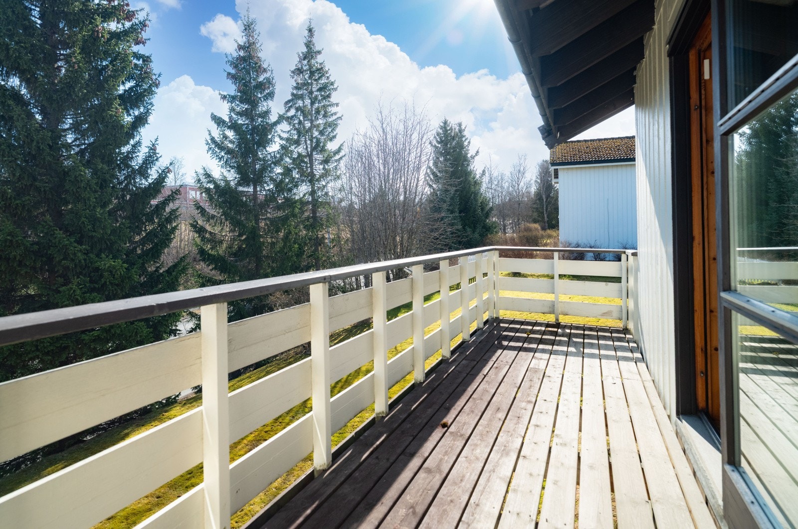 Verandaen måler 9 kvm og har utsyn mot hagen. Galleribilde
