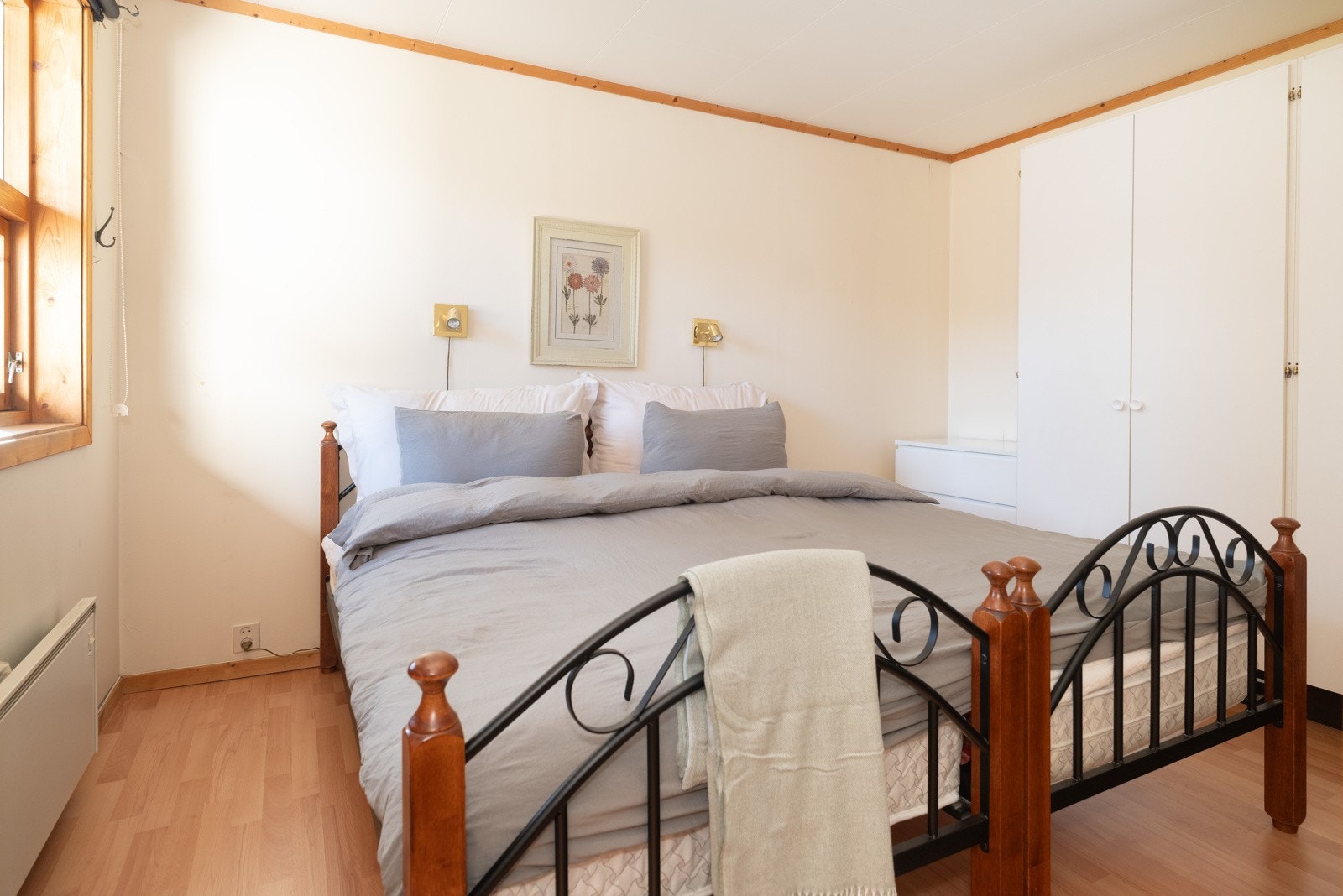 Soverommene er romslig og er målt til henholdsvis 11 kvm, 11 kvm og 8 kvm. Galleribilde