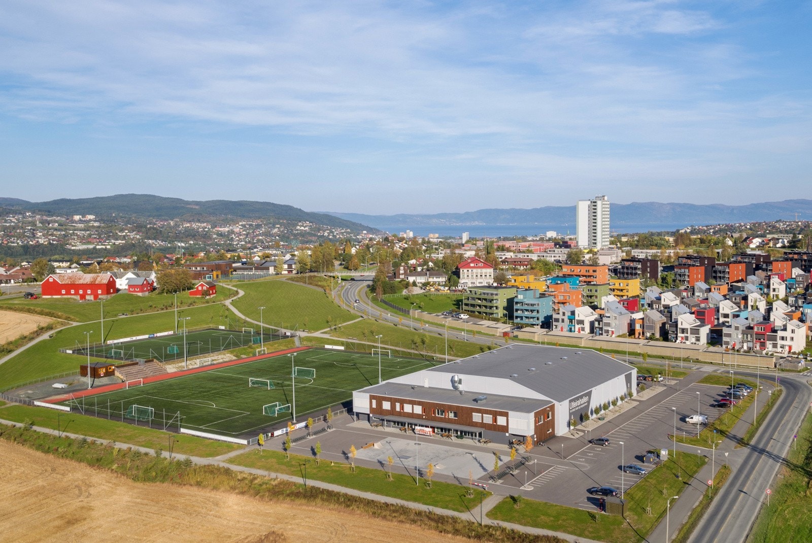Utleira IL tilbyr et bredt spekter av aktiviteter, inkludert fotball, håndball, allidrett og ski. Idrettslaget har to kunstgressbaner og en flerbrukshall som gir fleksible bruksområder til forskjellige ballidretter. Galleribilde