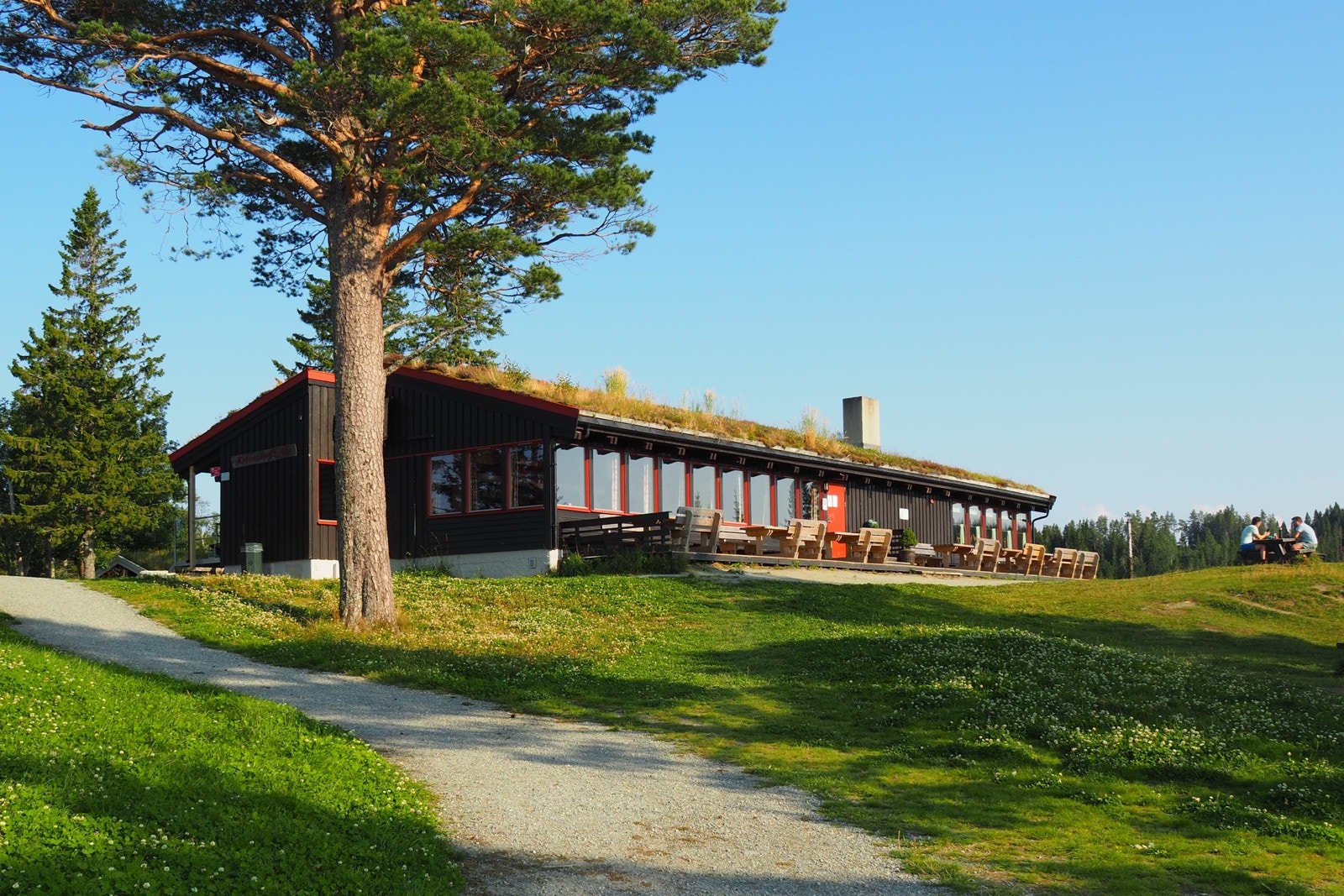 Estenstadmarka ligger i nærområdet og tilbyr et flott turterreng året rundt. Estenstadhytta er et populært utfartssted, hvor du kan nyte servering og en hyggelig atmosfære. Galleribilde