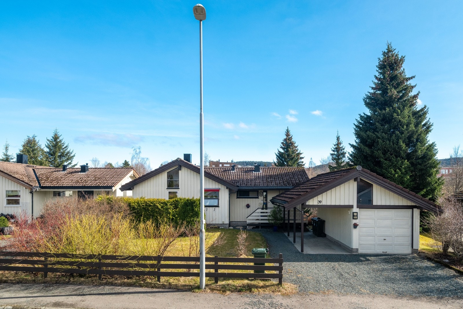 Boligen ligger i et attraktivt og familievennlig område på Hoeggen. Galleribilde