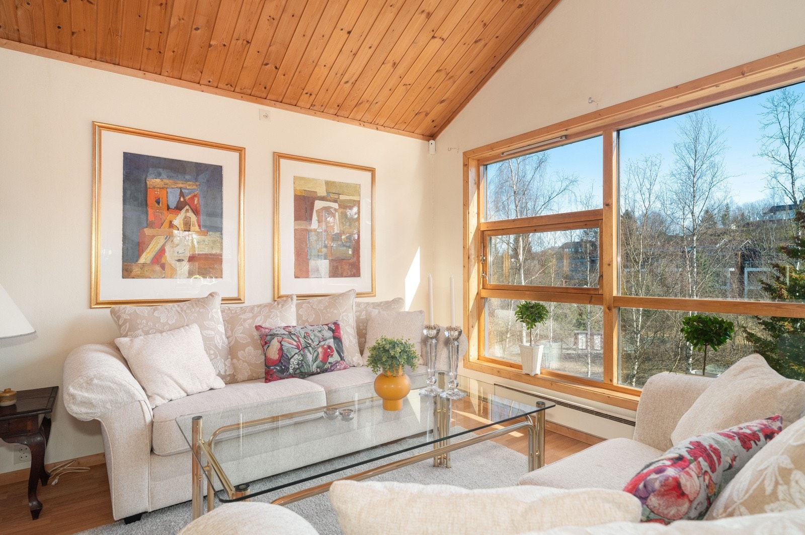 Stuen har store vindusflater og åpen himling som gir en luftig romfølelse. Galleribilde