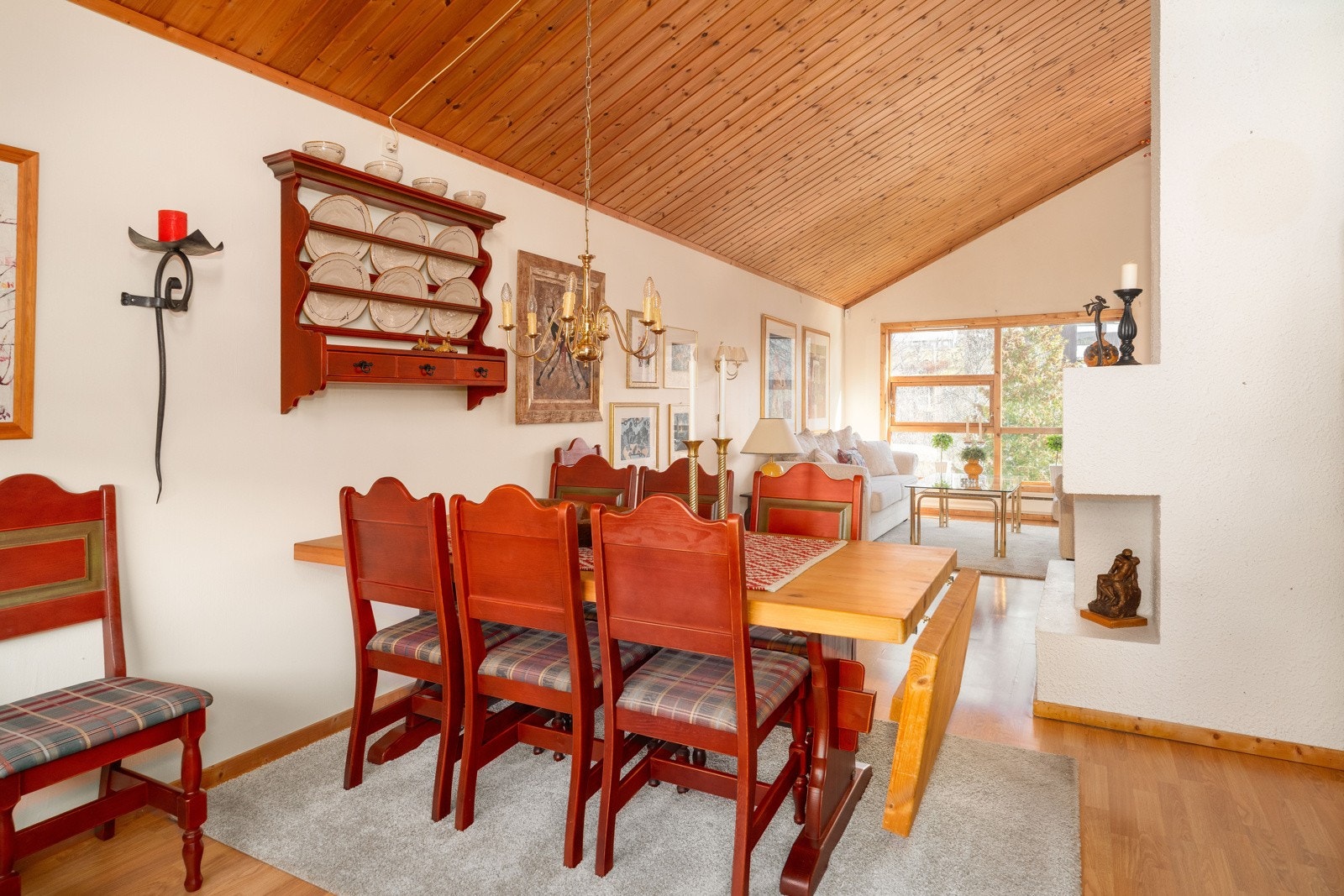 Stuen kan enkelt deles inn i ulike soner med sofagruppe og et hyggelig spisebord. Galleribilde