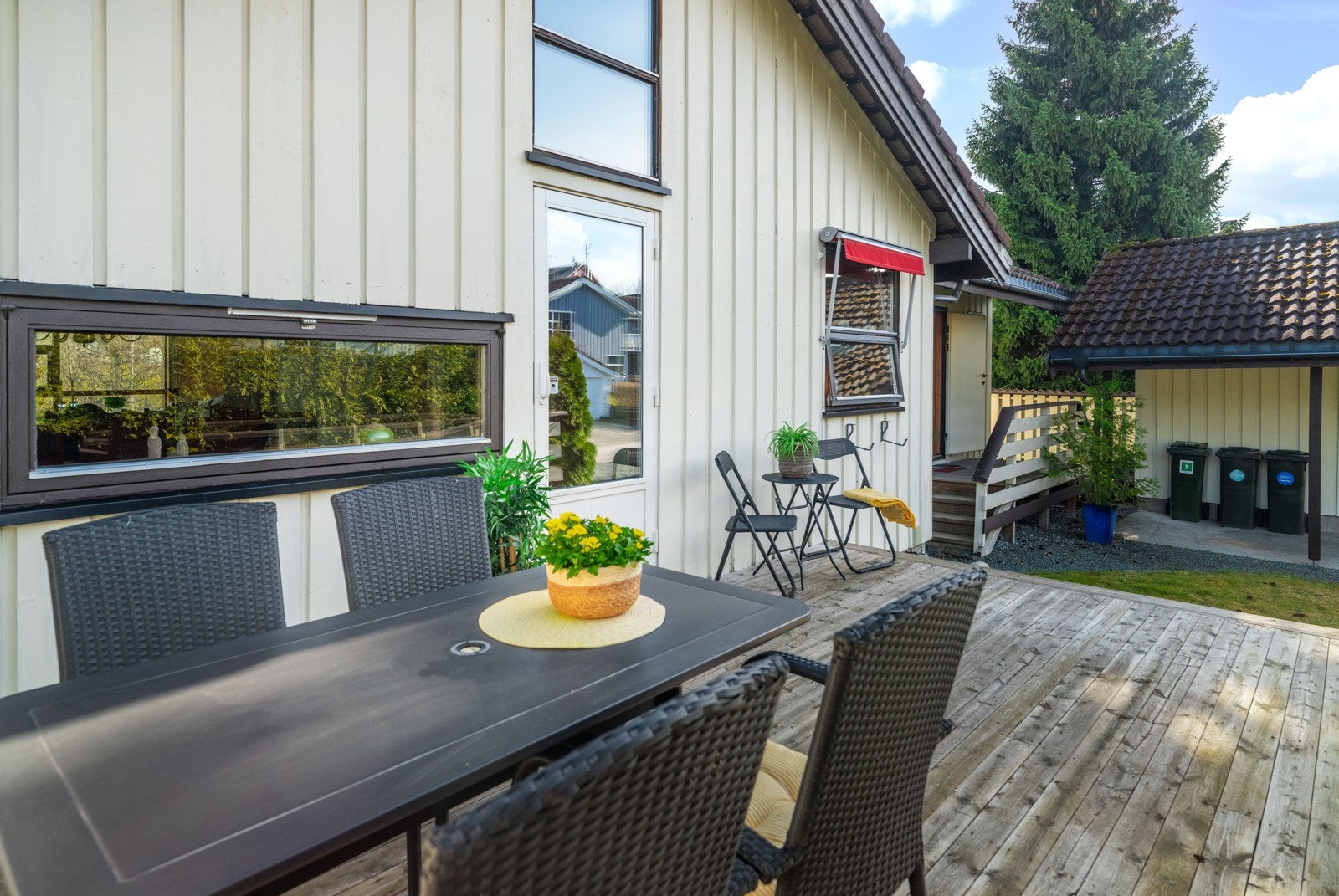 Terrassen har en vestvendt beliggenhet som gir gode muligheter til å skape en hyggelig uteplass både til avslapning og måltider utendørs. Galleribilde