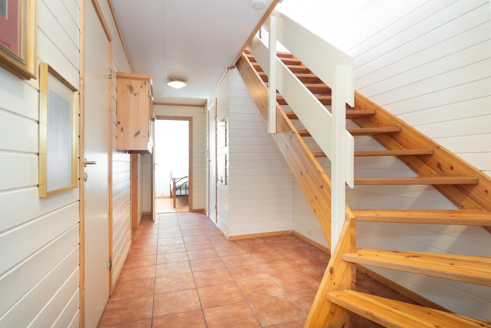 Sokkeletasjen inneholder tre soverom, kjellerstue og to boder. Gangen er flislagt og er utstyrt med varmekabler. Galleribilde