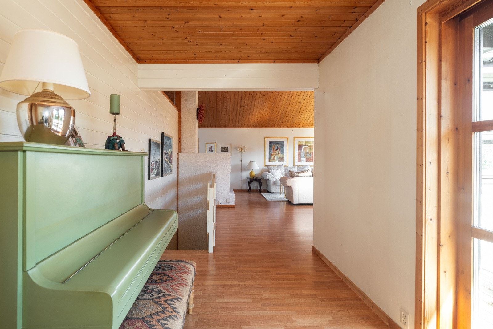 Videre inn i boligen finner vi oppholdsrommet med stue- og spisestue og kjøkken. Galleribilde