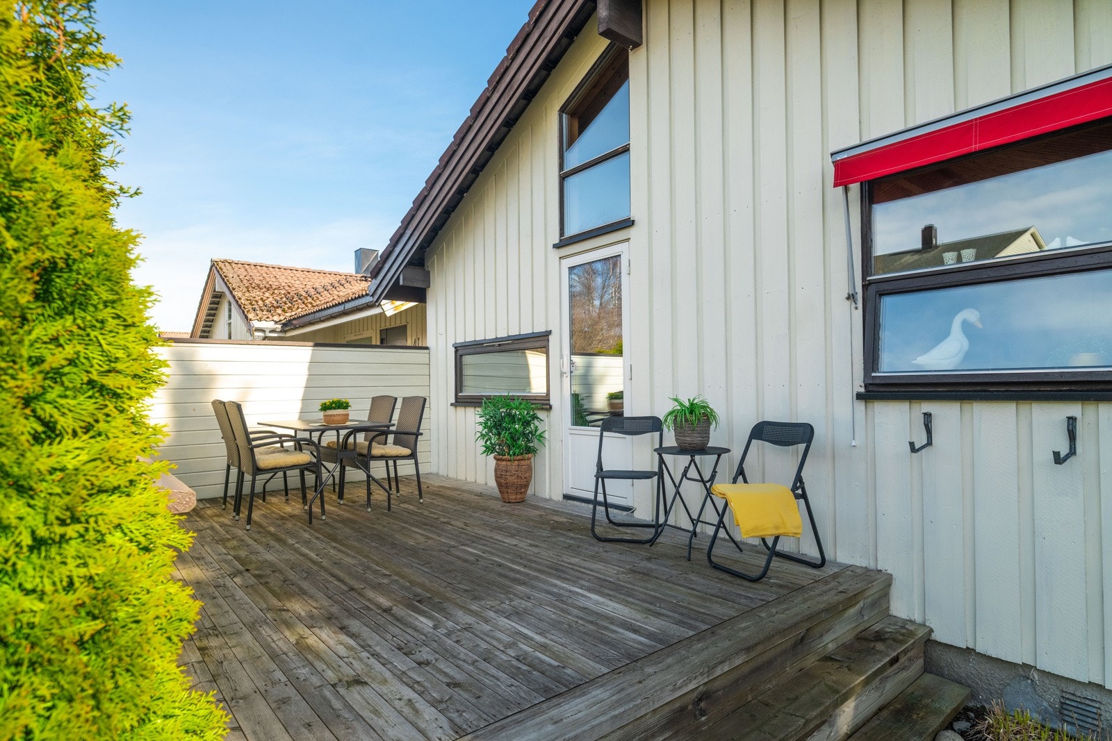 Fra stuen er det direkte utgang til en terrasse målt til 16 kvm. Galleribilde