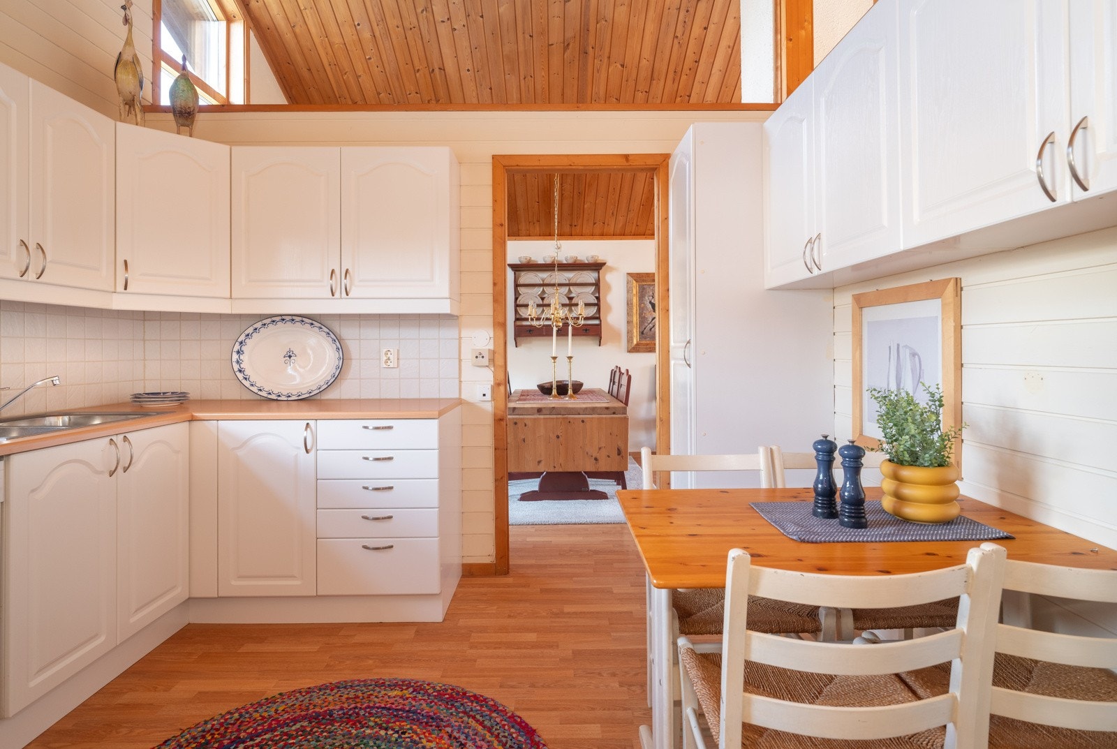 Kjøkkenet måler 10 kvm og har rikelig med skapplass i over- og underskap. Galleribilde