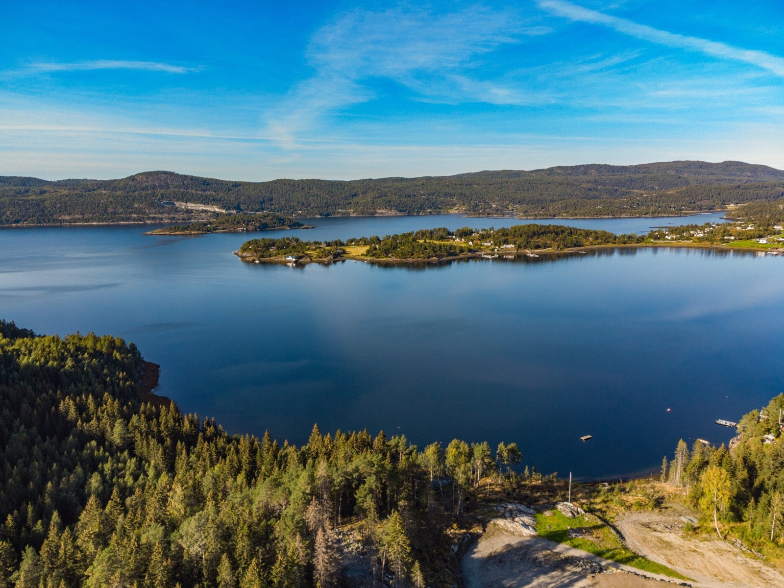 Her har man skog, sjø og dyrket mark som nærmeste nabo. Galleribilde