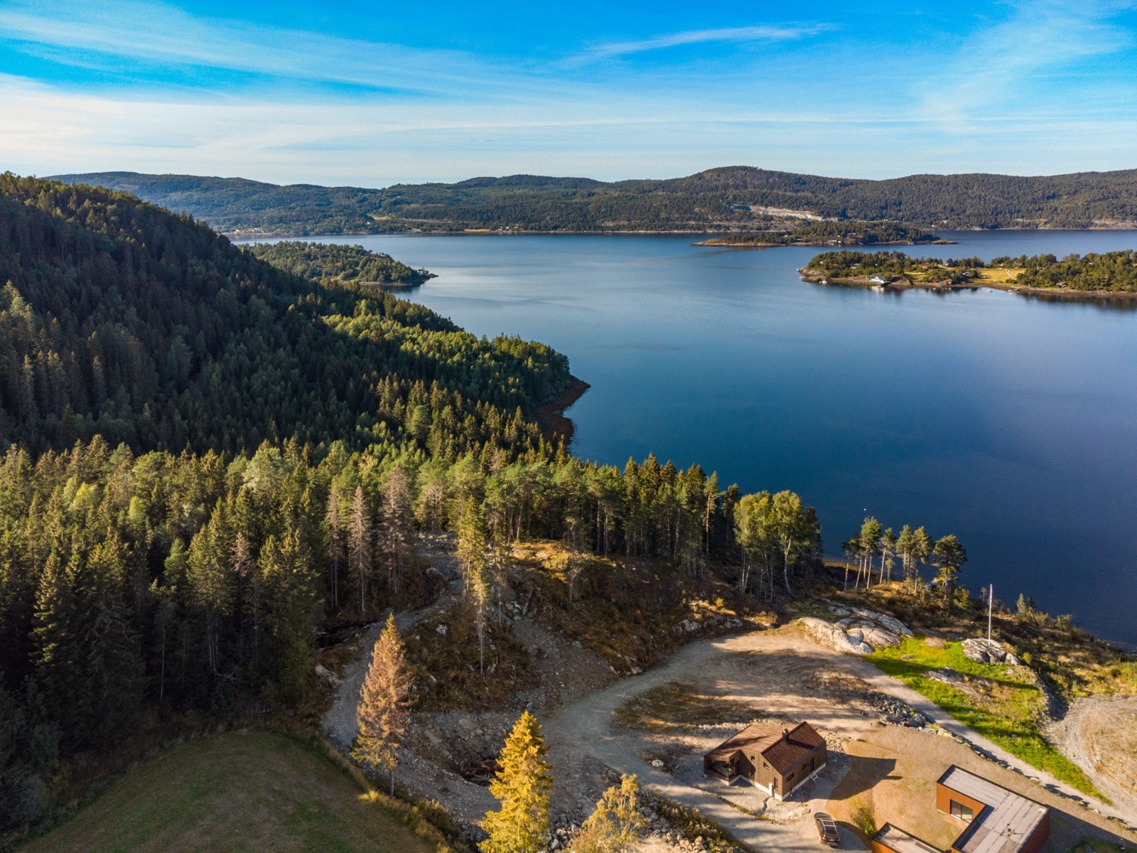 To idylliske fritidstomter beliggende i Lofjorden (Åsenfjorden) med panoramautsikt mot sjøen. Galleribilde