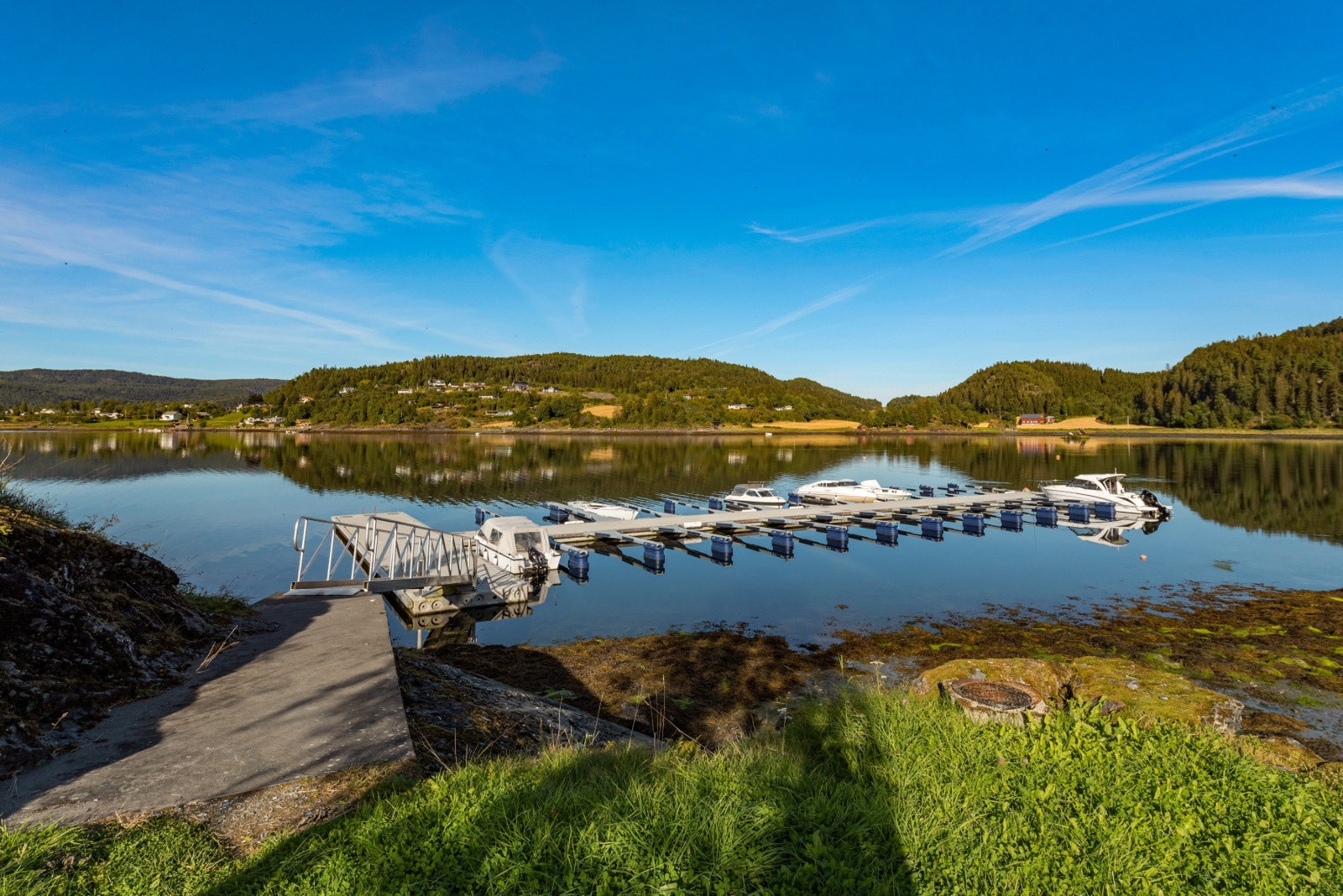 Det vil bli etablert gang og sykkelsti mellom hytteområdet og marinaen på Undli kai. Galleribilde