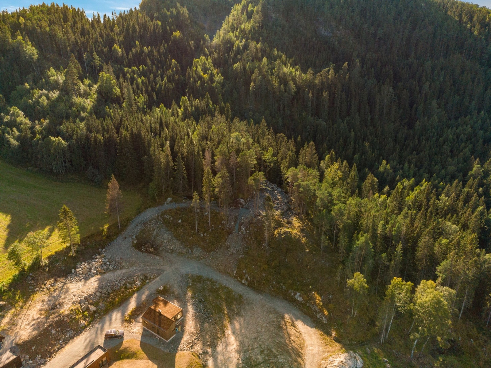 Tomtene er på 719 kvm og
1132 kvm, og har en fantastisk utsikt mot Lofjorden. Tomtene kan selges samlet eller separate. Galleribilde