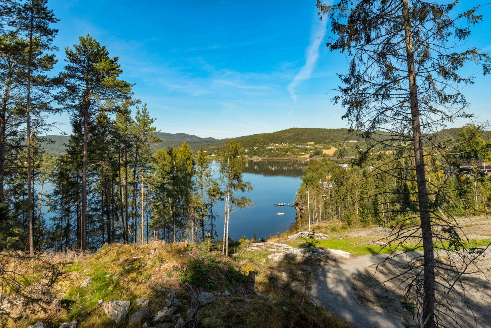 Tomtene selges som "råtomt" med planlagt ferdig opparbeidet infrastruktur (vei, vann/ avløp, elektrisitet) til tomtens yttergrense. Galleribilde