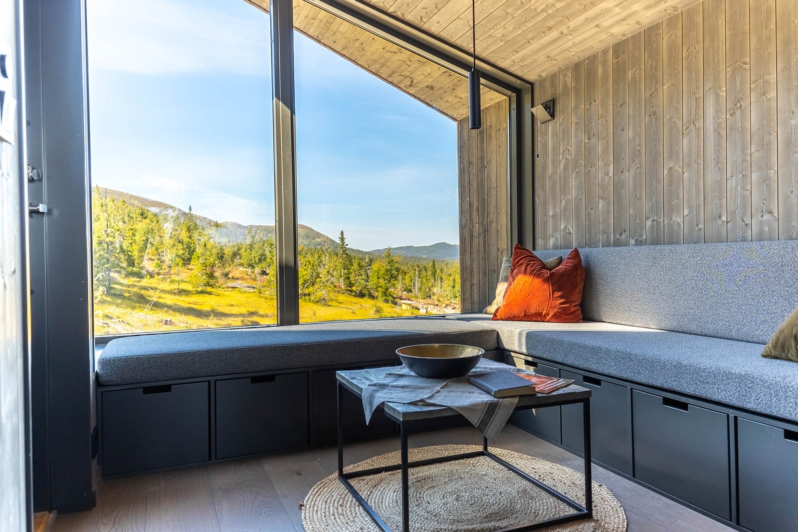 Hytta har et moderne uttrykk,
inspirert av skandinavisk arkitektur og solide, norske materialer. Galleribilde