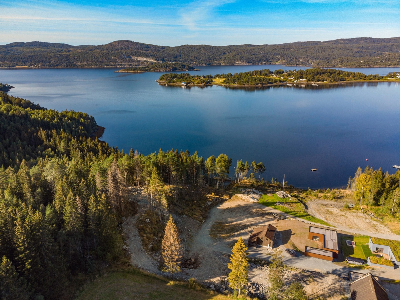 EiendomsMegler 1 ved Oliver Almli Reinås presenterer: Svartvika 10 og 12. Galleribilde