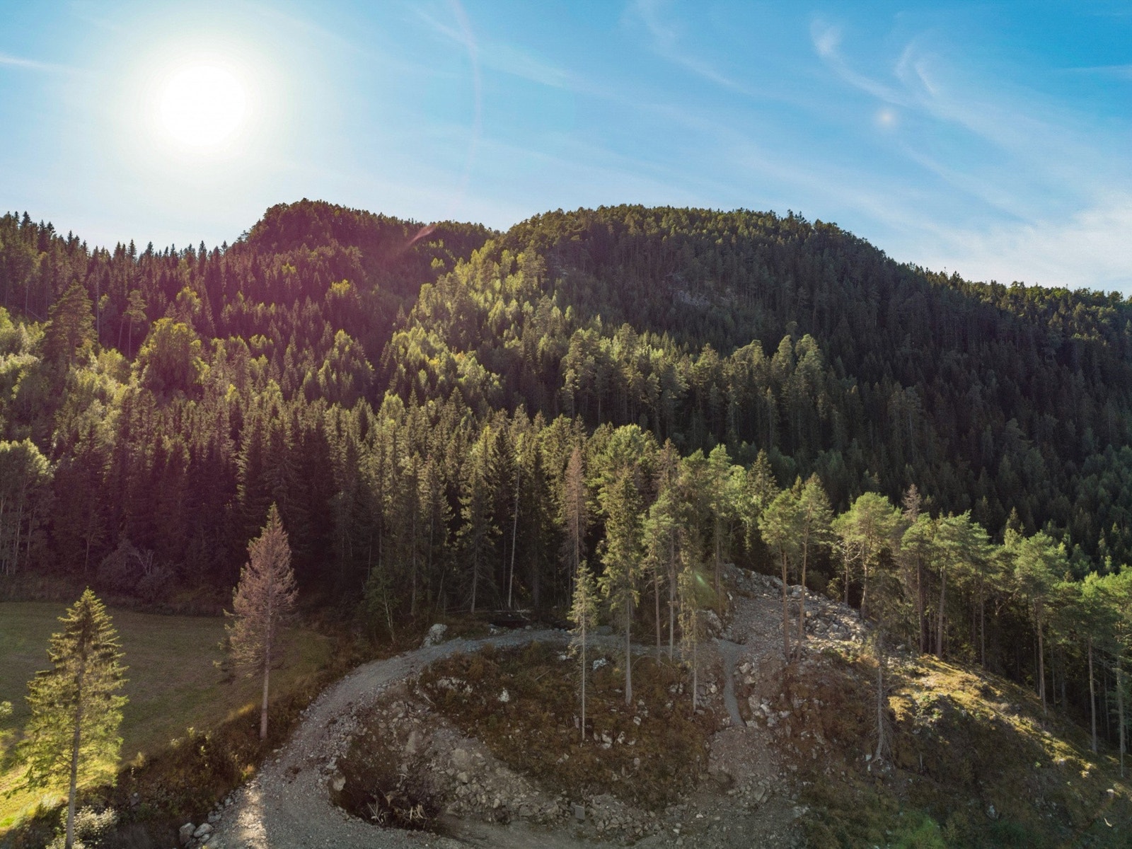 Adkomstveier eksisterer, ombygging og forbedring av adkomstveier er under utførelse. Galleribilde