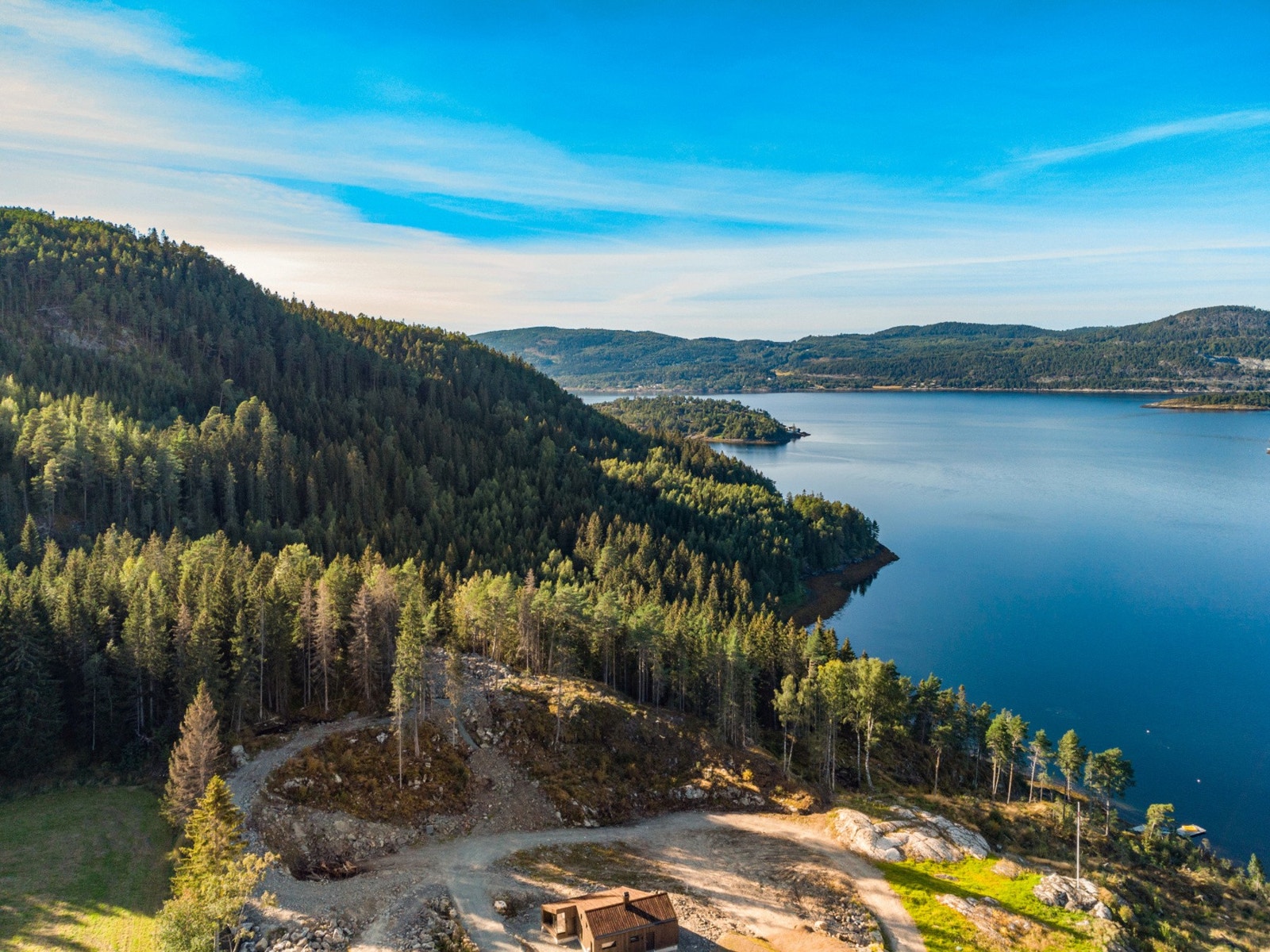 Svartvika er en forlengelse av hytteområdet på sørsiden av Lofjorden. Galleribilde
