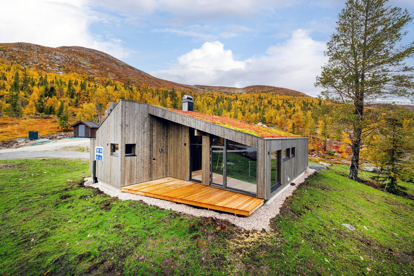 Glimre er Ly Hyttas største hytte. Her er det god plass til et stort spisebord i forbindelse med kjøkkenet og en ekstra
stue. Galleribilde