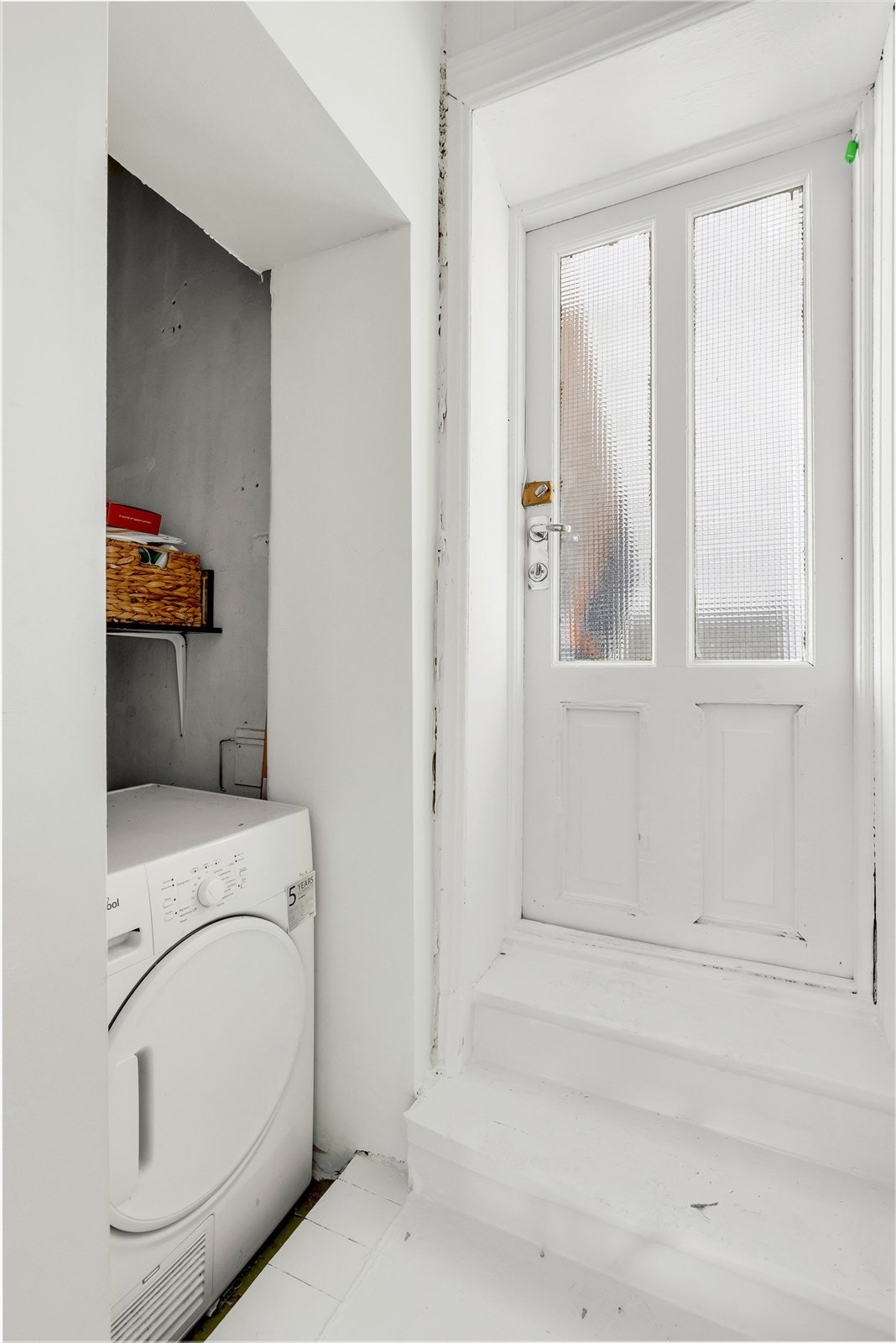 Praktisk vaskeromsnisje bak kjøkkenet Galleribilde