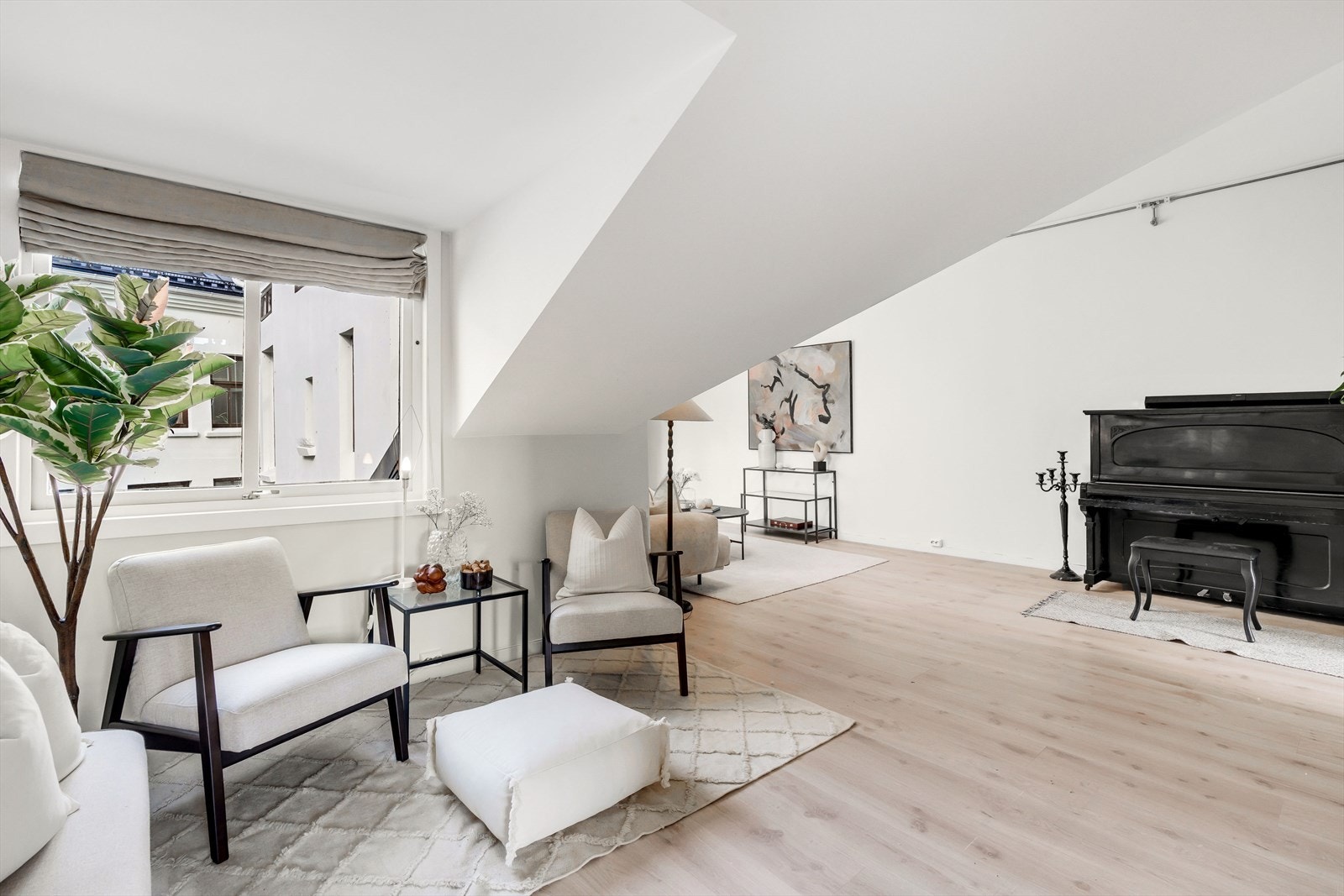 Stuen er mulig å dele opp slik at man får et soverom nummer tre. Se alternativ plantegning Galleribilde