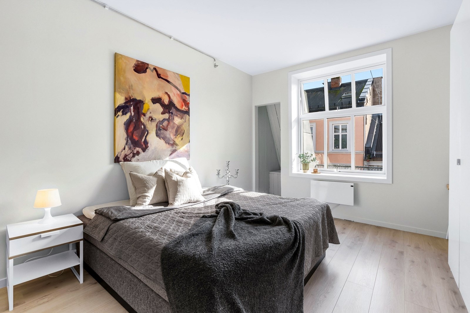 Begge soverommen er av en generøs størrelse. Gir mulighet for stor dobbeltseng og mye garderobe Galleribilde