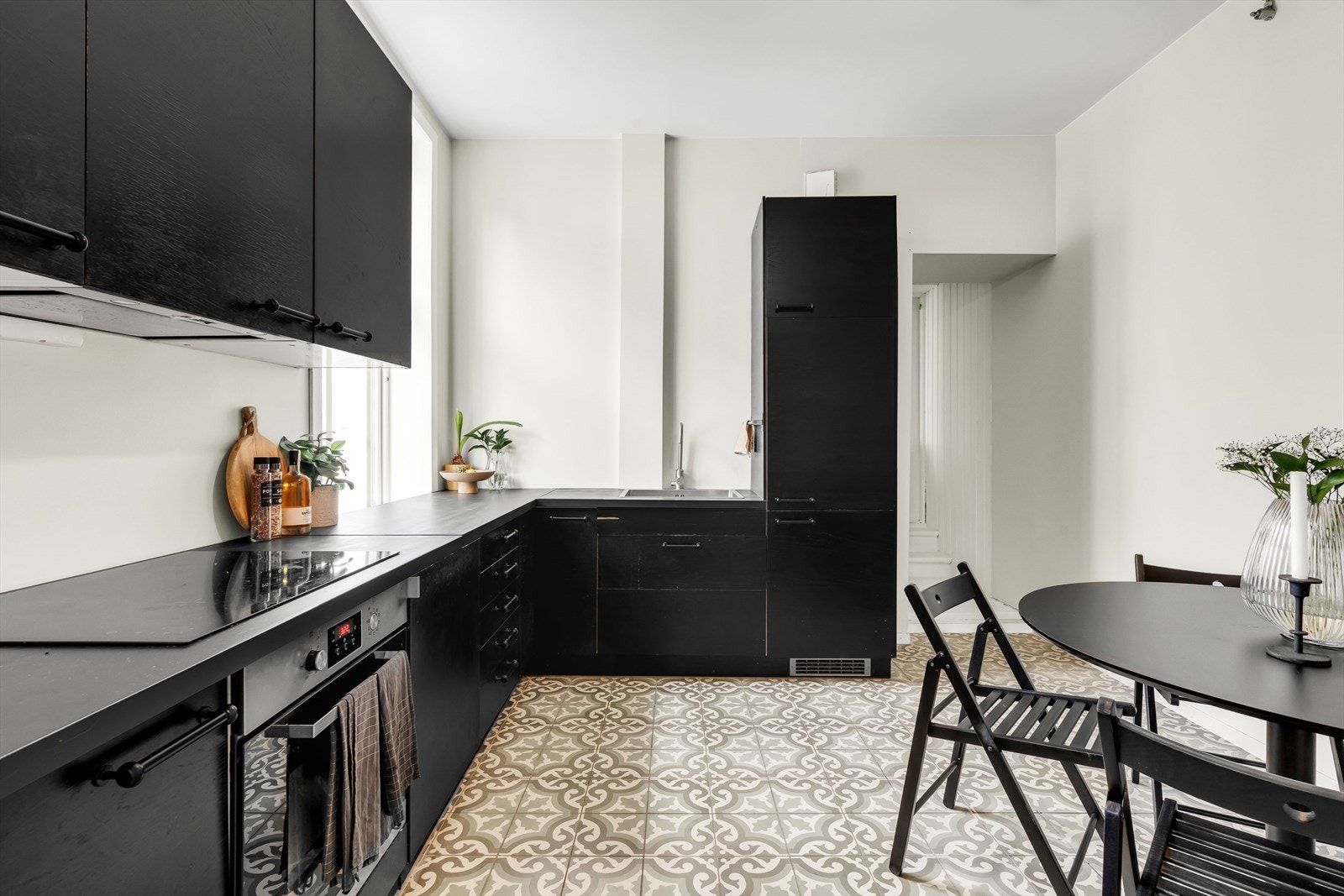 Romslig spisekjøkken med mye skap- og benkeplass. Svært sosial arena hvor man kan invitere venner og familie på hyggelige middager Galleribilde