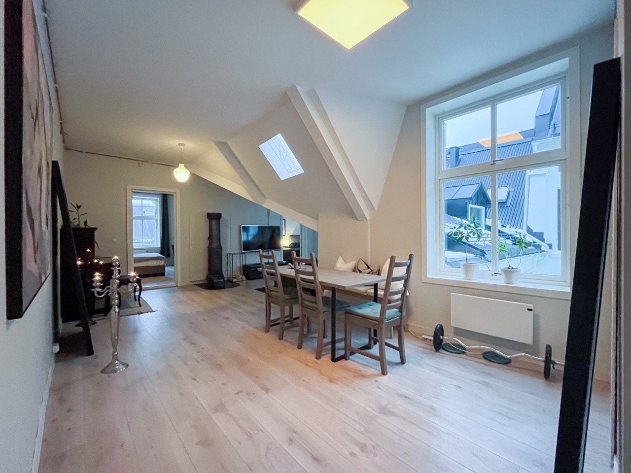 Selger har montert en klassisk peisovn i stue Galleribilde