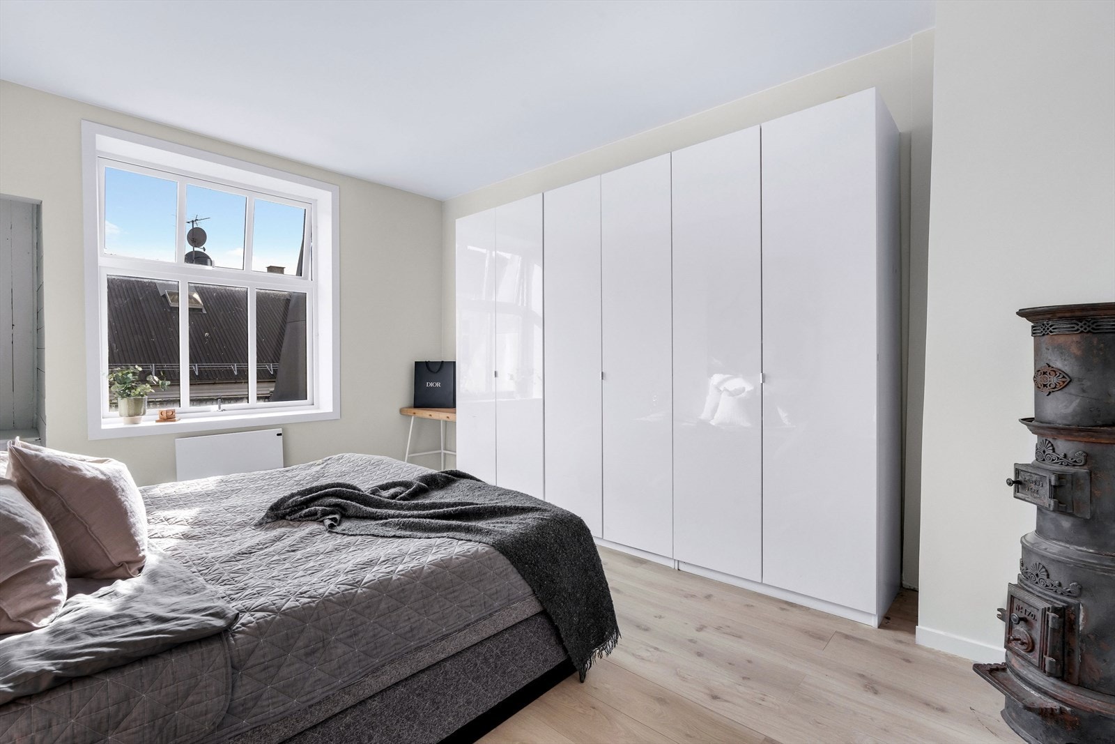 Store vindusflater slipper inn mye naturlig lys Galleribilde