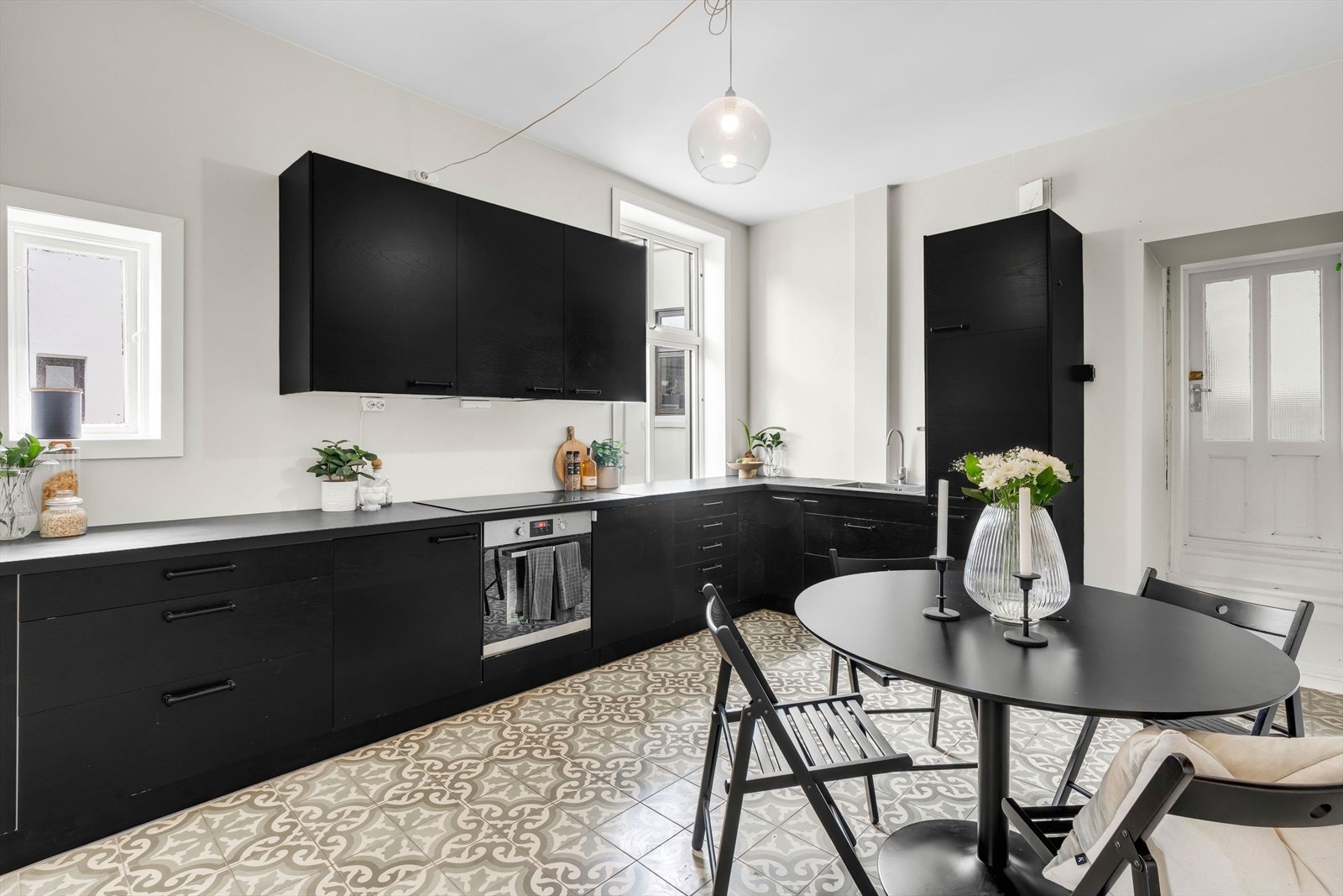 Kjøkkenet har god plass rundt rundt spisebord og langbord Galleribilde