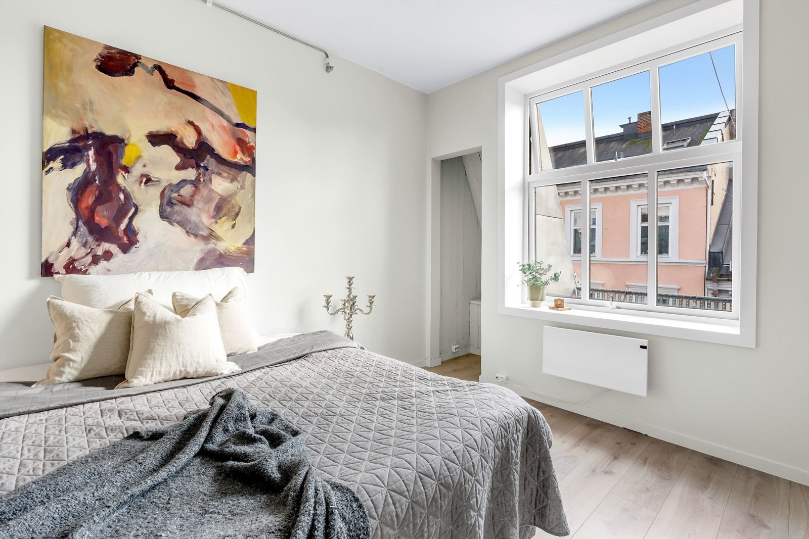 Hyggelig soverom med plass til stor seng Galleribilde