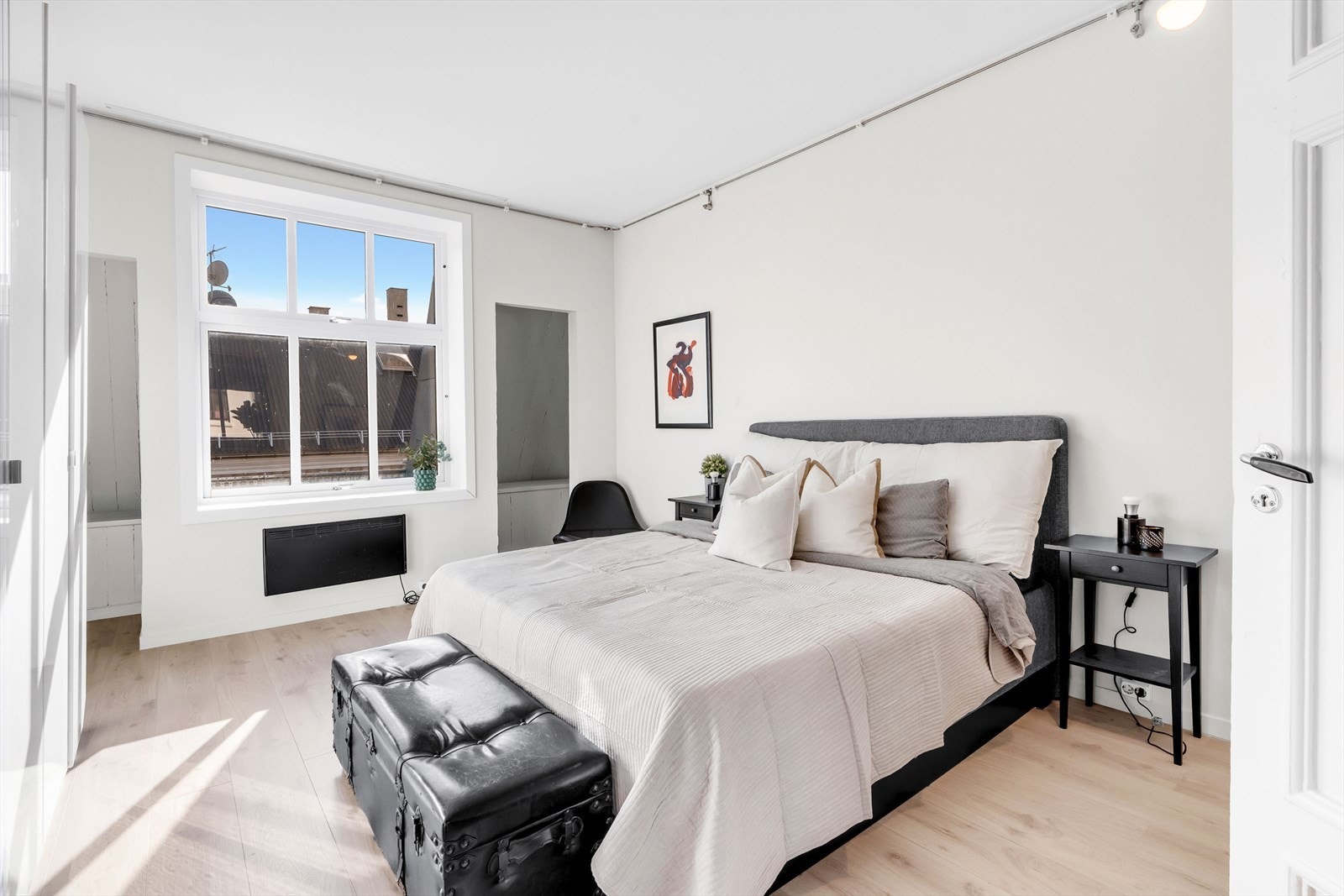 Hovedsoverom med god plass til dobbeltseng og garderobe Galleribilde