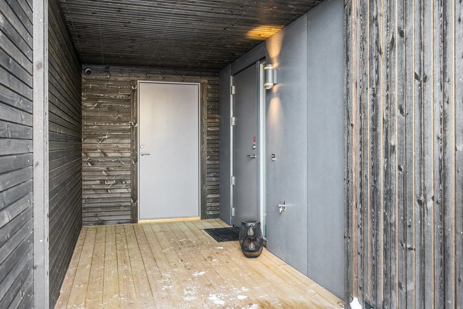 Det er en romslig bod i forbindelse med inngangspartiet med god lagringsplass, og det er lagt opp lys og stikkontakt. En slik bod er et perfekt tilskudd i hverdagen som byr på ypperlige muligheter for lagring og plass til ekstra fryseboks eller kjøleskap. Galleribilde