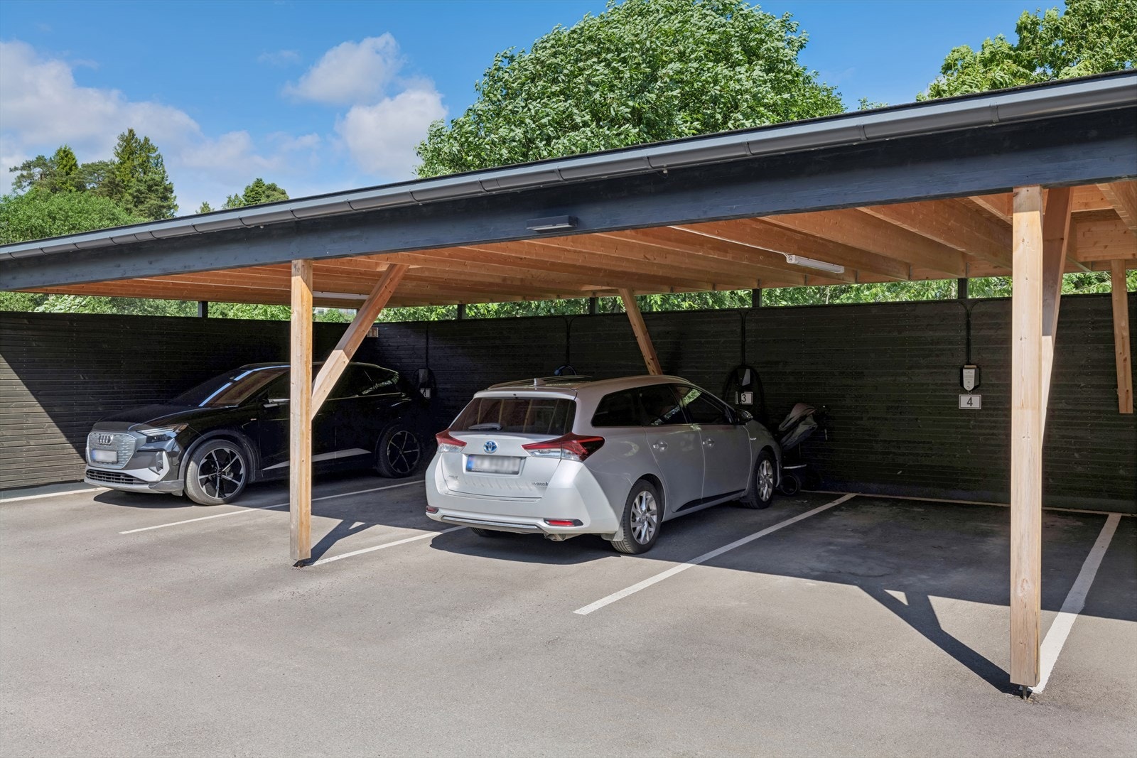 Det er i tillegg parkering i carport med montert elbil lader, gode solforhold og god bodplass. Galleribilde