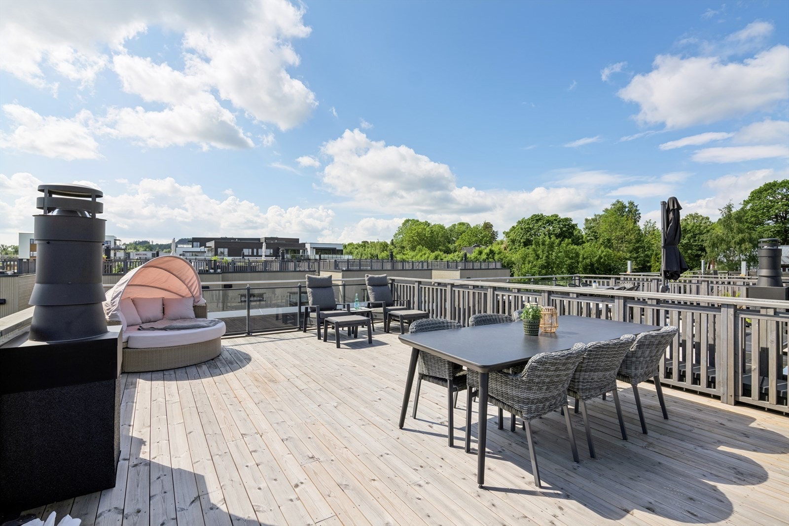Den flotte takterrassen er meget romslig og byr på en særdeles flott utsikt over det flotte nærområdet og fjorden. Dette i kombinasjon med de gode solforholdene og bygningen sin plassering i feltet er en uslåelig kombinasjon! Galleribilde