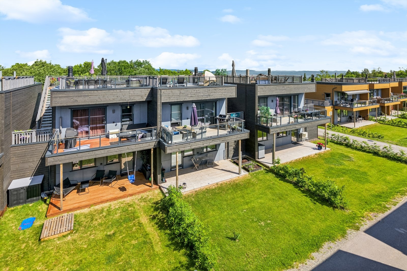 Tomten tilhørende seksjonen er pent opparbeidet med eget hageområde med terrasseareal. Galleribilde