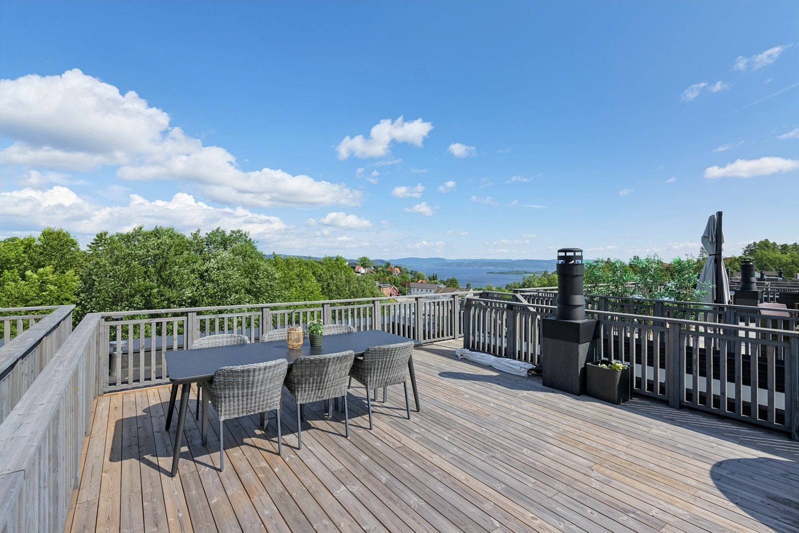 Her han en et flott overblikk over Holmestrand og mulighet for innredning med lounge, grill og annet utemøblement etter eget ønske. Galleribilde