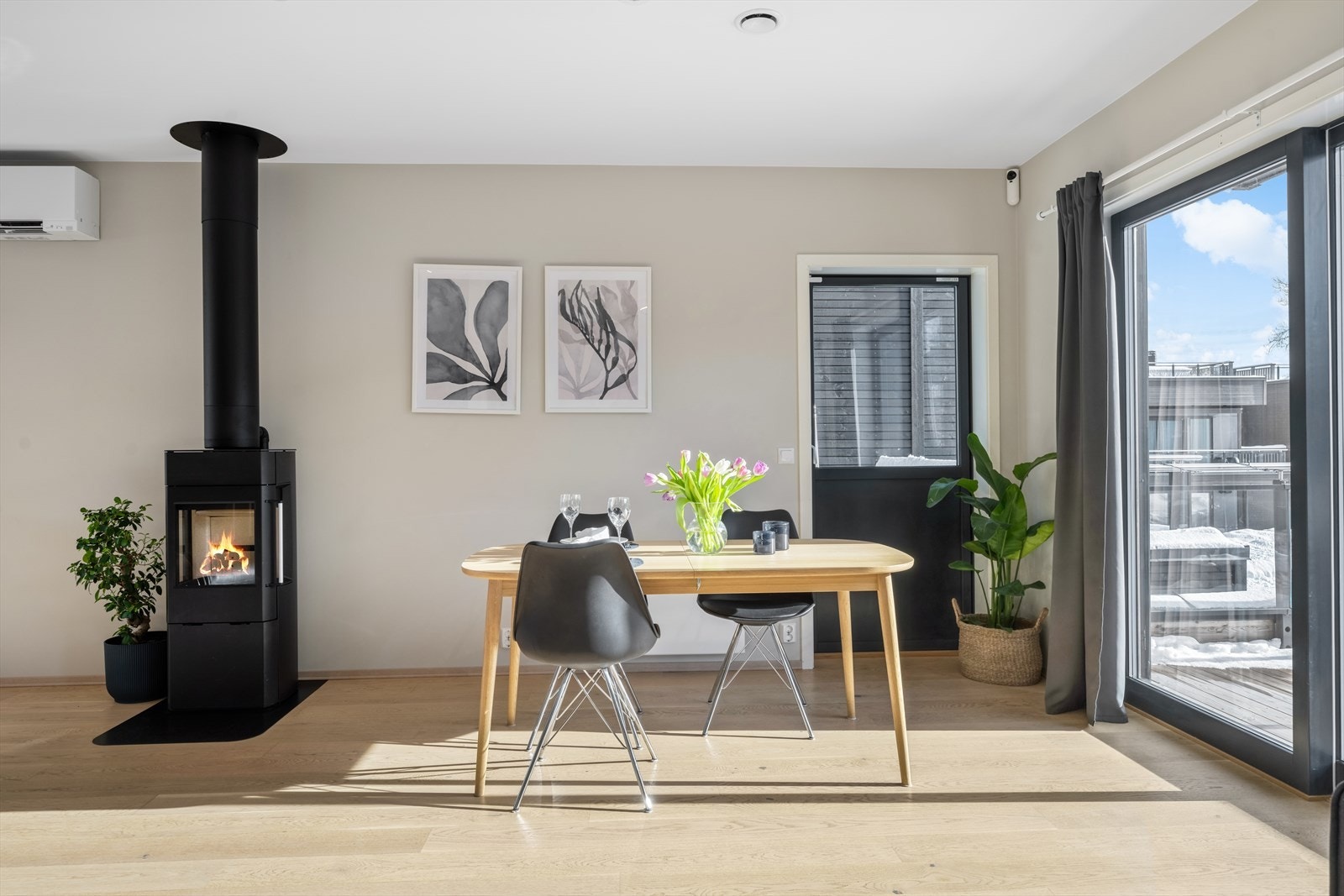 Fra stuen er det utgang til en romslig terrasse med glassrekkverk som byr på god plass til hele familien og kan innredes med preferert utemøblement. Galleribilde