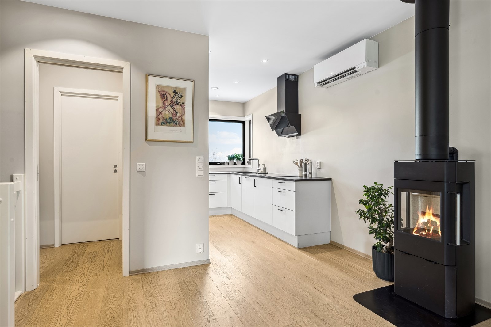 Sentralt i rommet finner vi et pent og moderne ildsted som gir en sikker og god oppvarmingskilde på kalde høst- og vinterkvelder. Galleribilde