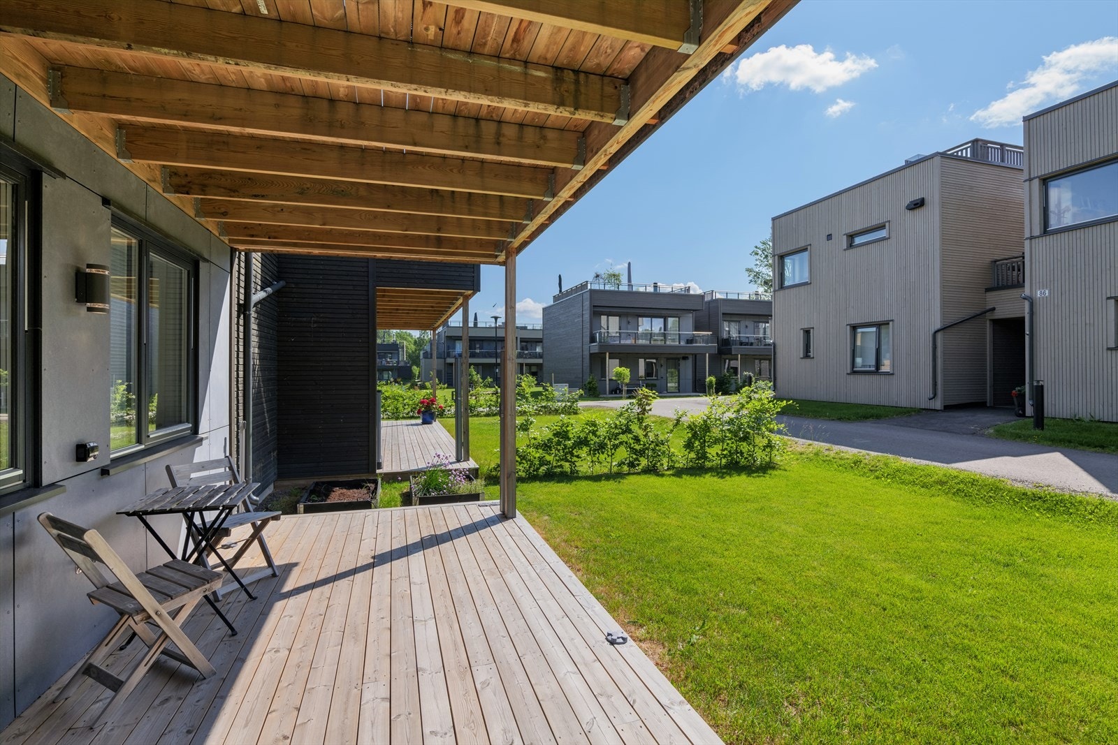 Hovedsoverommet byr på gode garderobeskap og utgang til hage med gressplen. Galleribilde